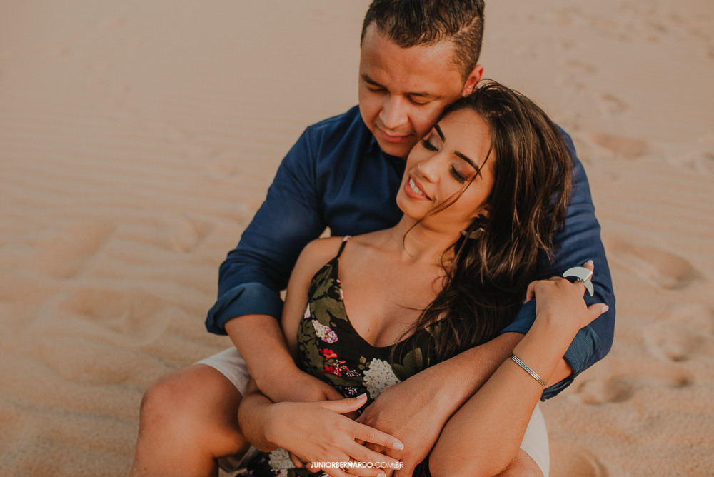 foto diferente de casal na praia de genipabu