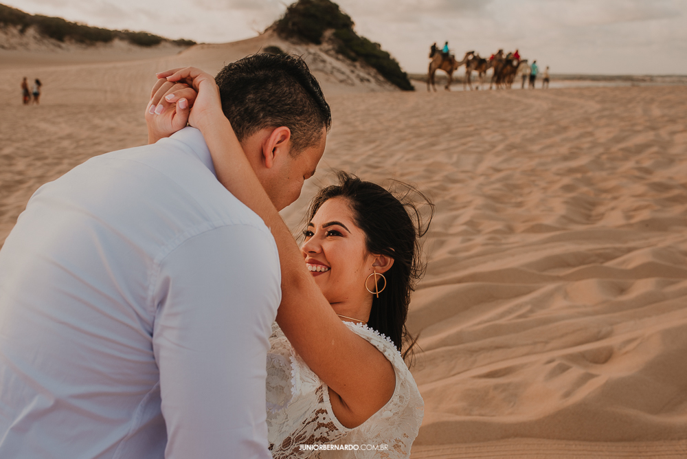 fotografia de casal com dromedarios