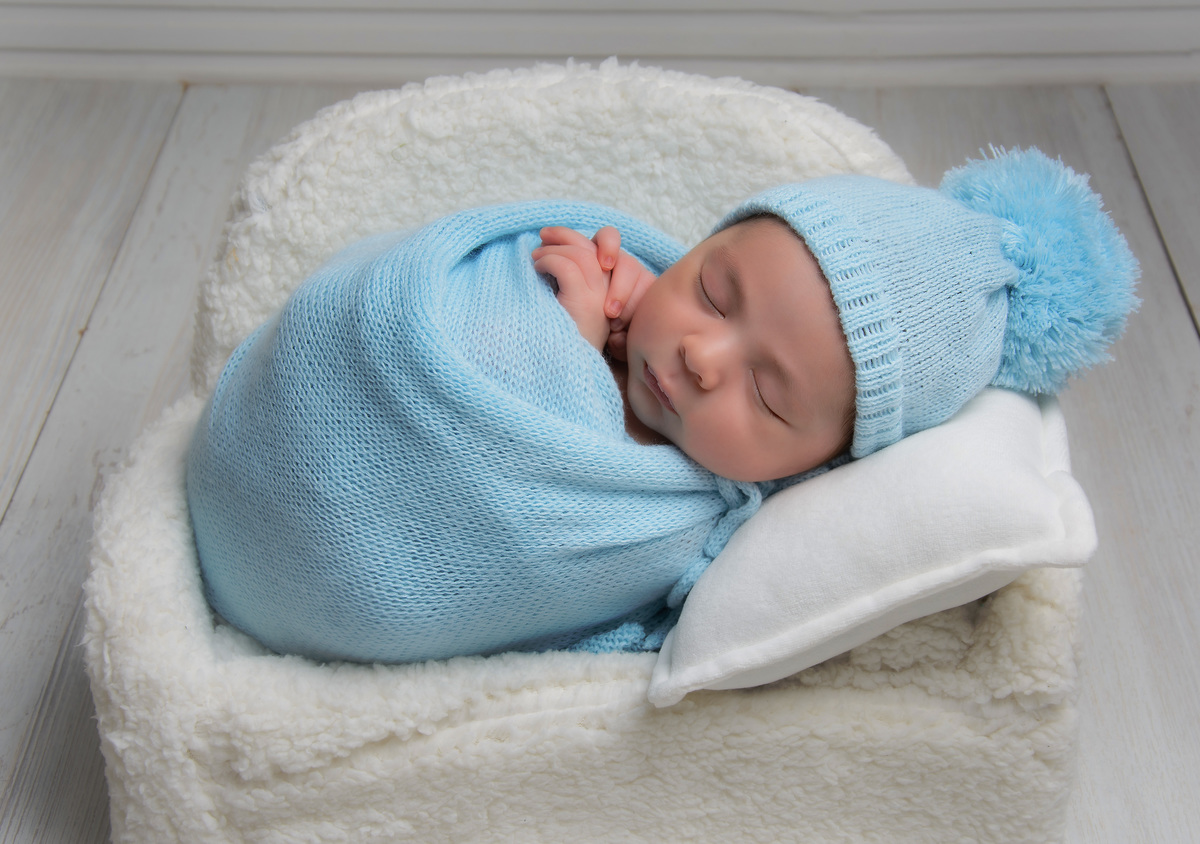 Newborn do Théo 14 dias deitado no sofá