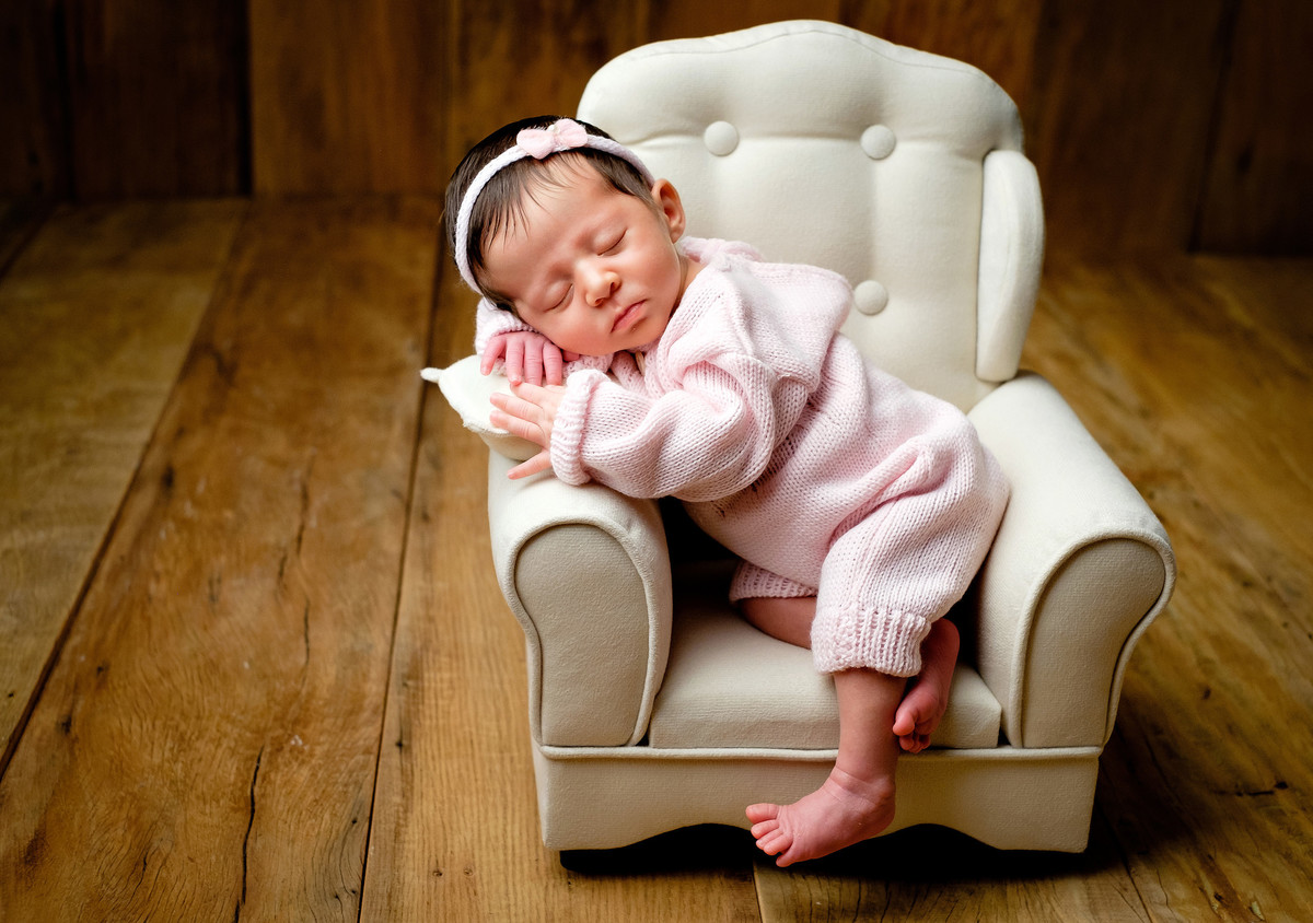 Princesa recem nascida dormindo na poltrona
