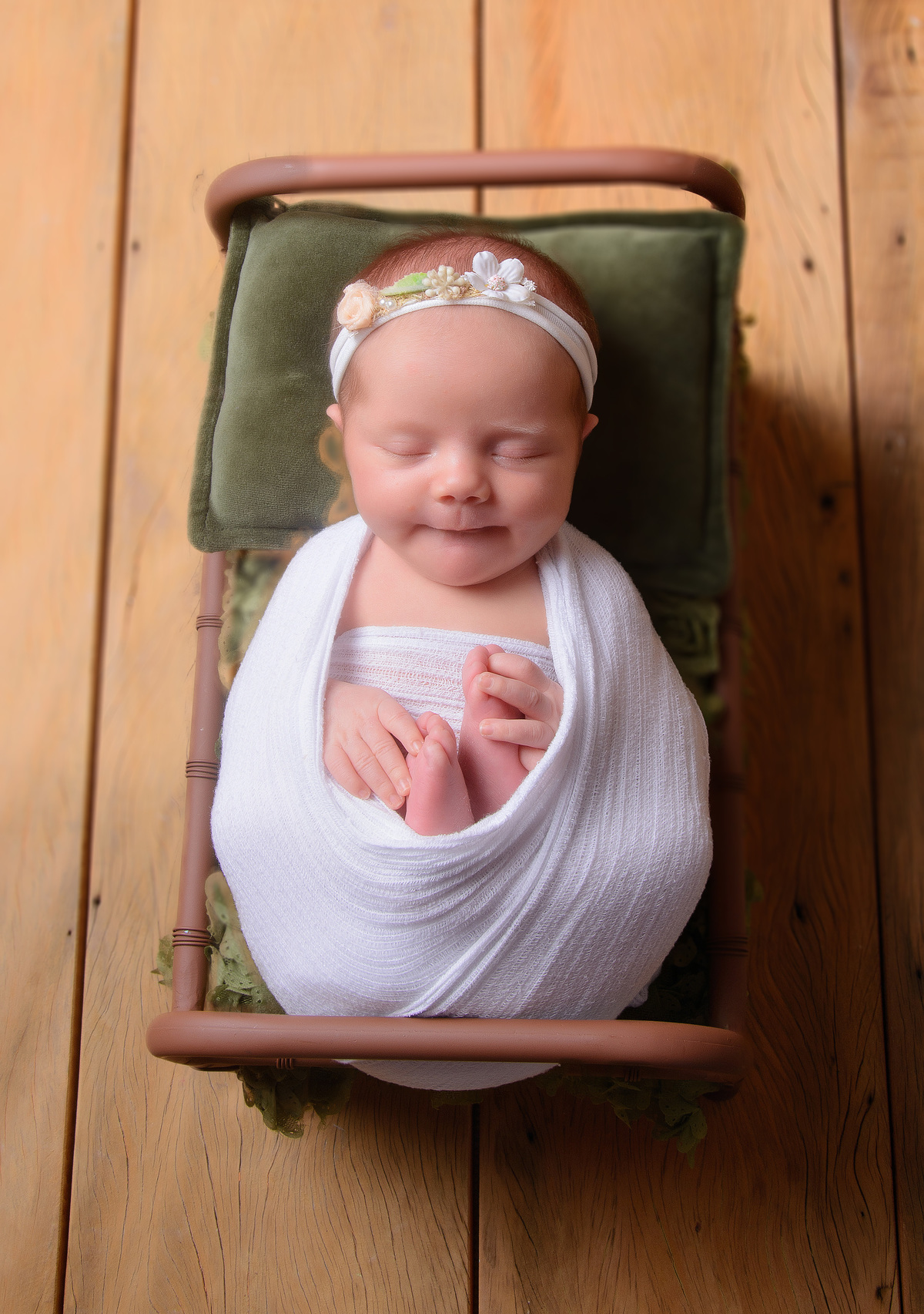 Sessão newborn de menina enrolada no wrap