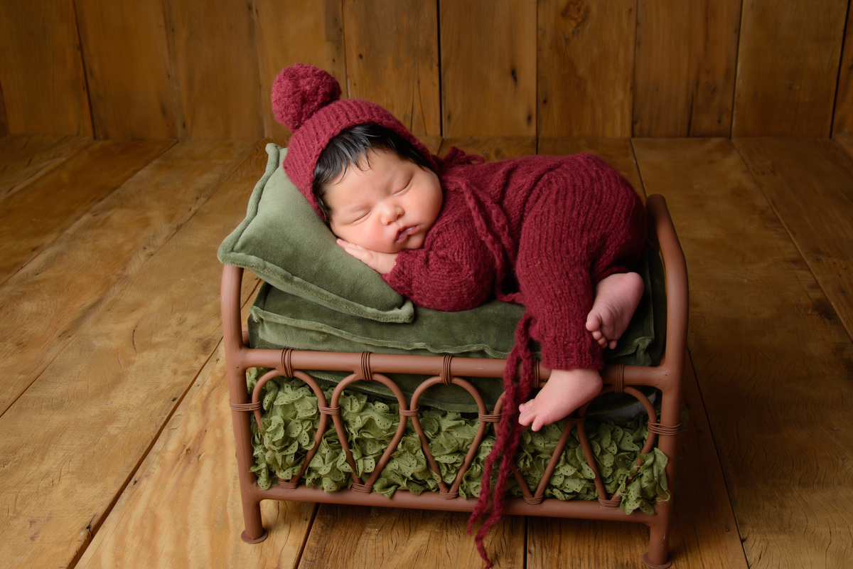 Sessão newborn de menina na cama