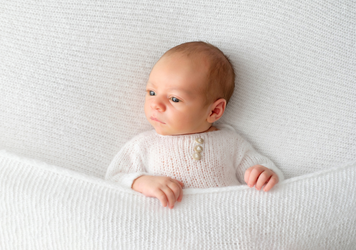 Newborn de menino na coberta