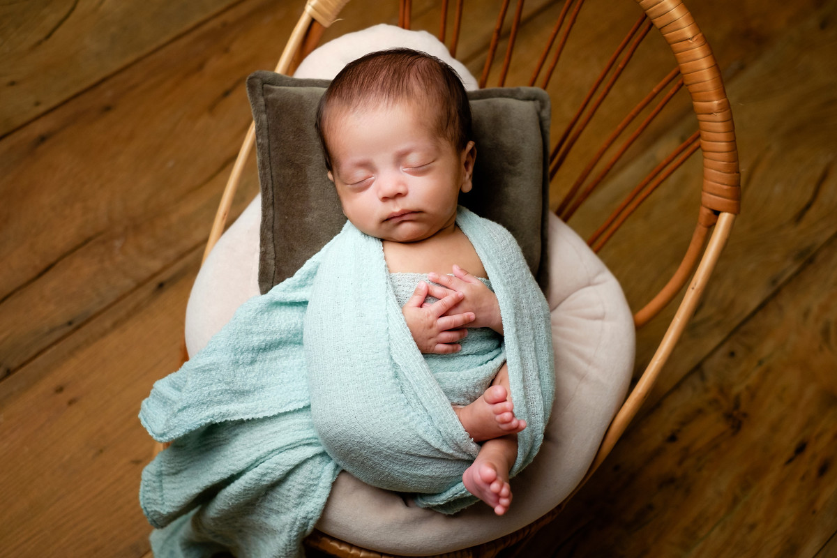 Ensaio newborn dormindo na cadeira