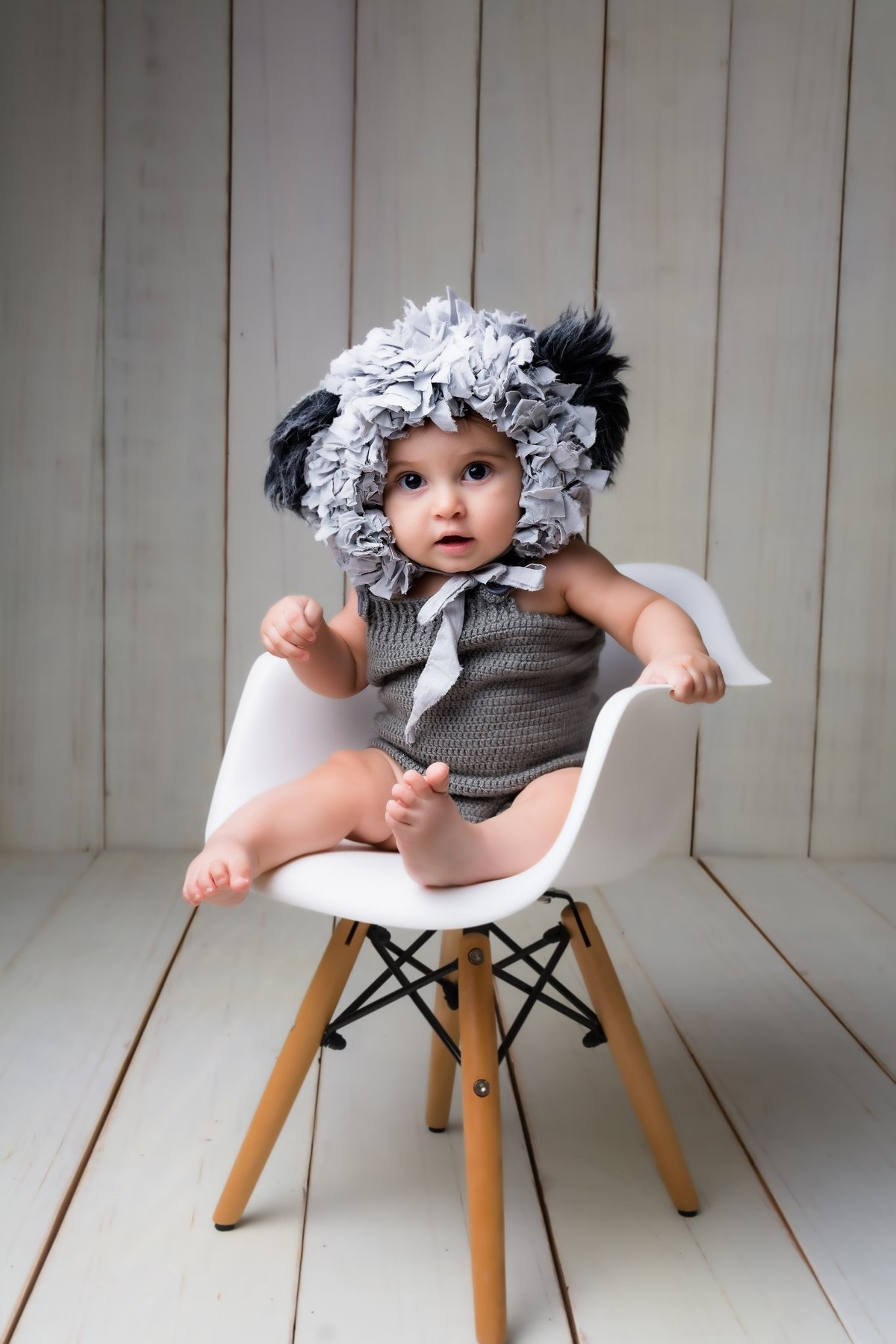 Bebê fofo na cadeira em nosso estúdio