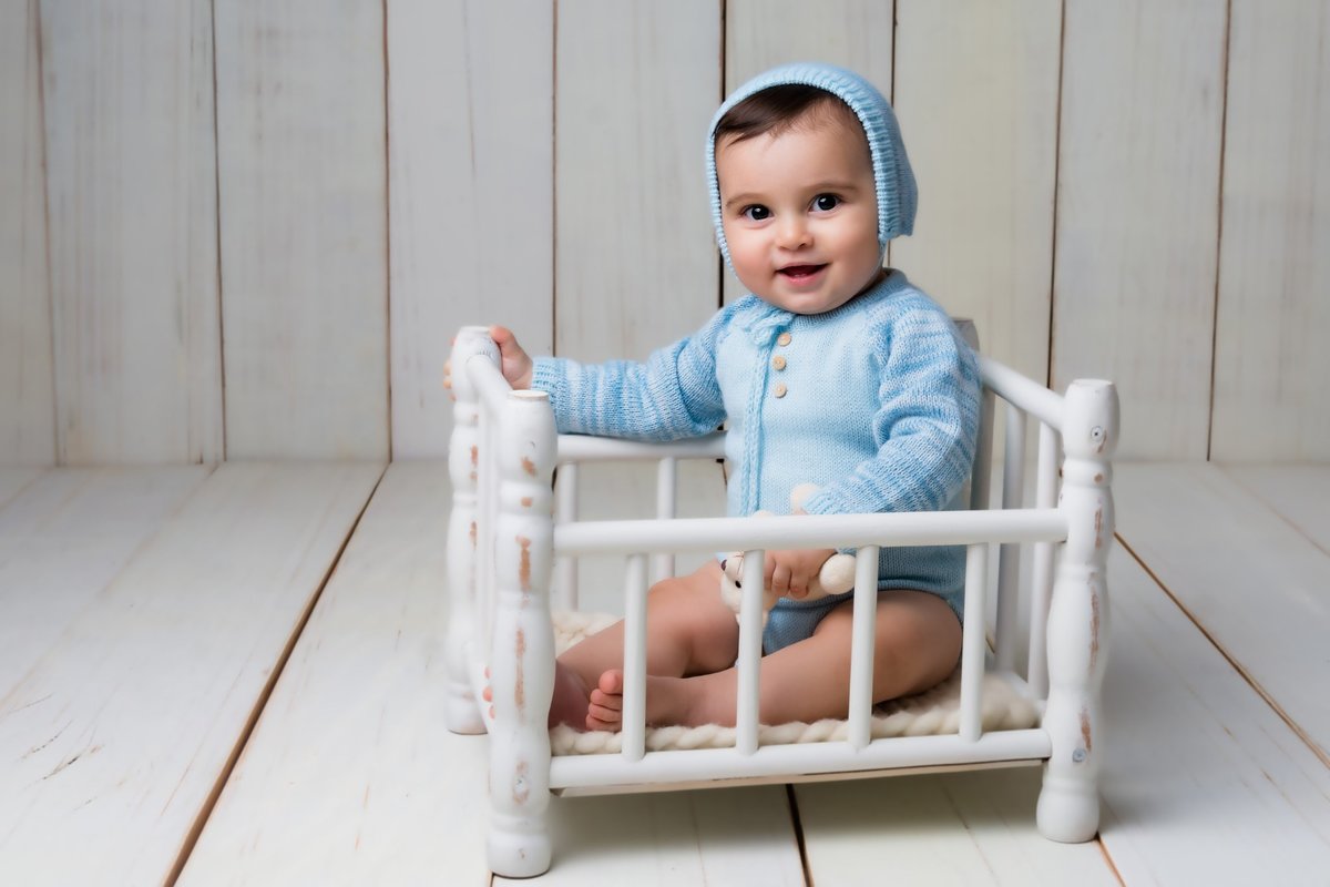 Ensaio infantil de principe dentro do cercadinho