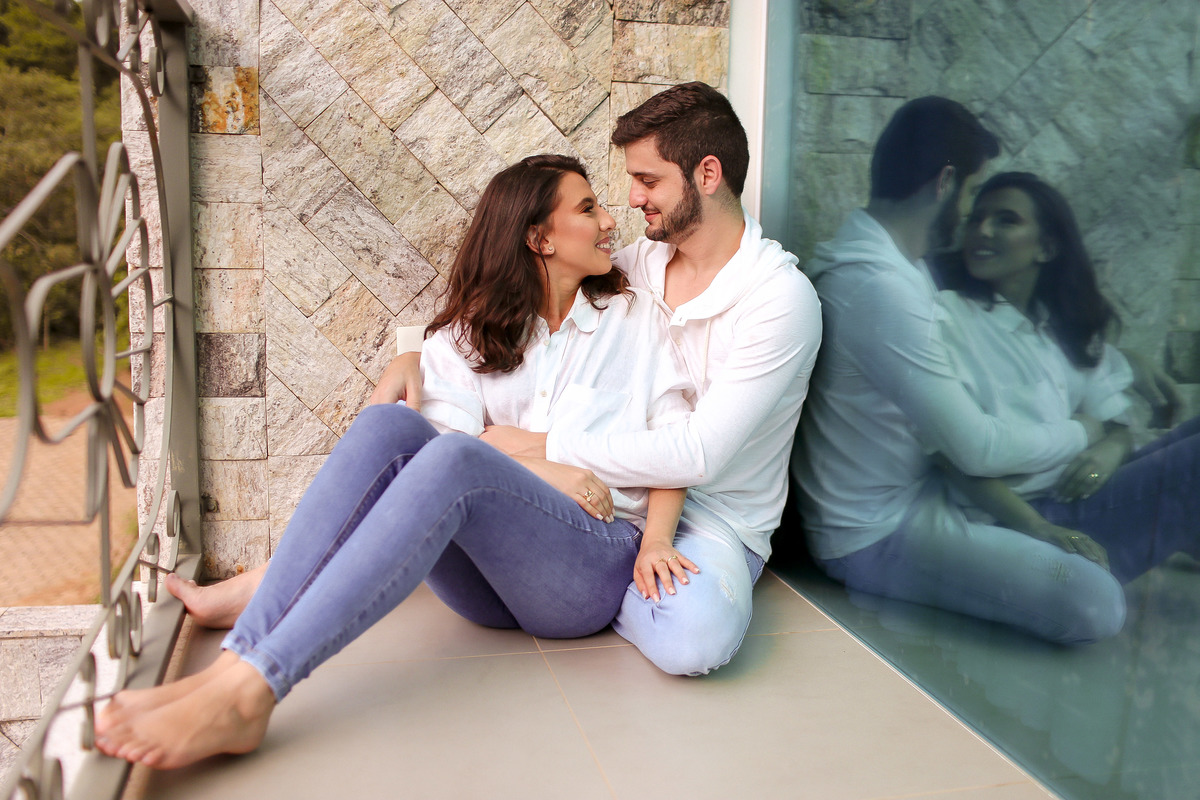 Ensaio de pré casamento em casa na cidade de CARANGOLA - MG Mariana e Weslei