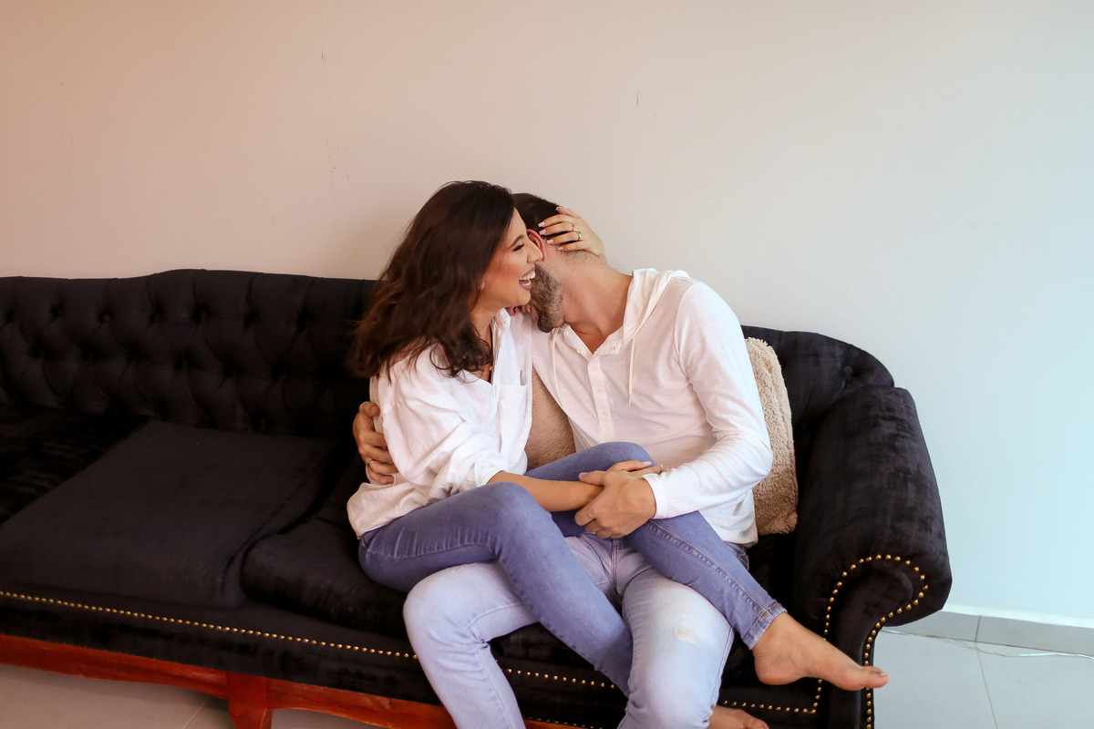 Ensaio de pré casamento em casa na cidade de CARANGOLA - MG Mariana e Weslei