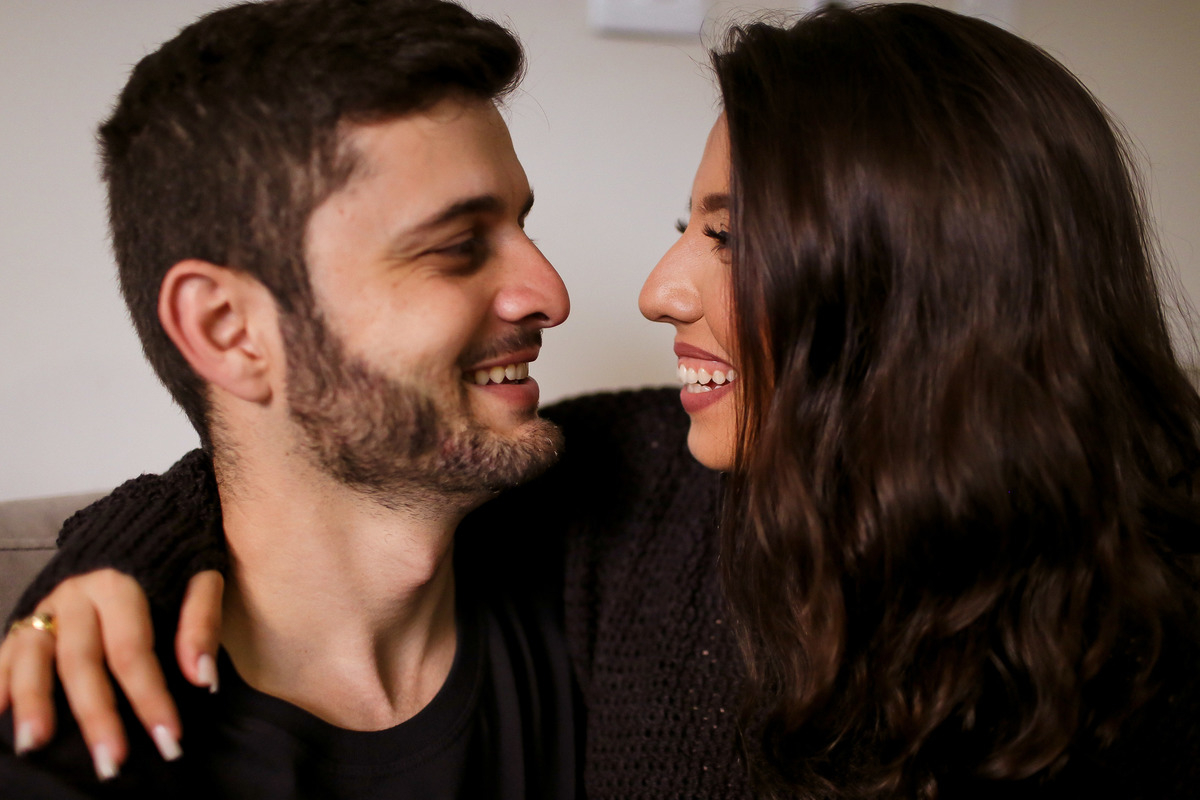 Ensaio de pré casamento em casa na cidade de CARANGOLA - MG Mariana e Weslei