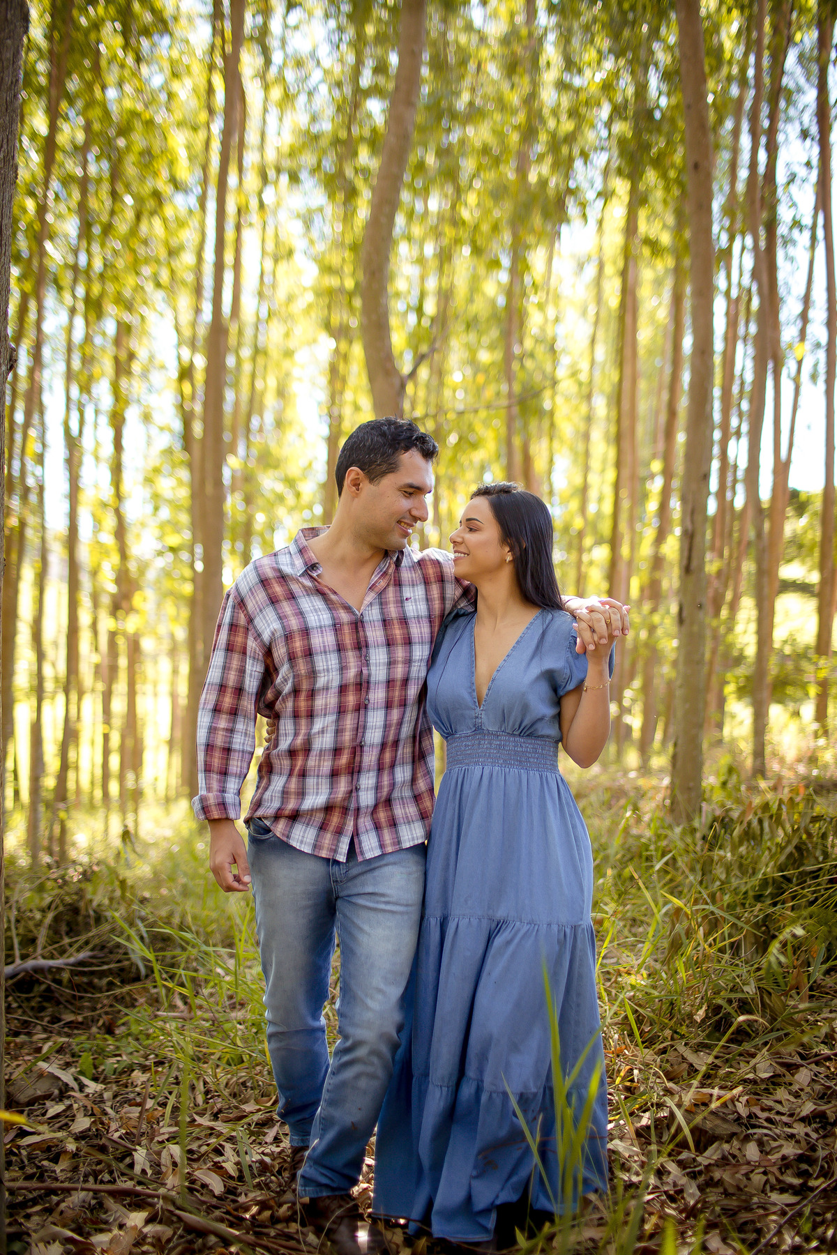 Ensaio fotográfico, pré casamento em São Francisco do Glória -MG,  fotos de casamento - Ensaio em Eucalipto, floresta de eucalipto, Patrícia e Caio