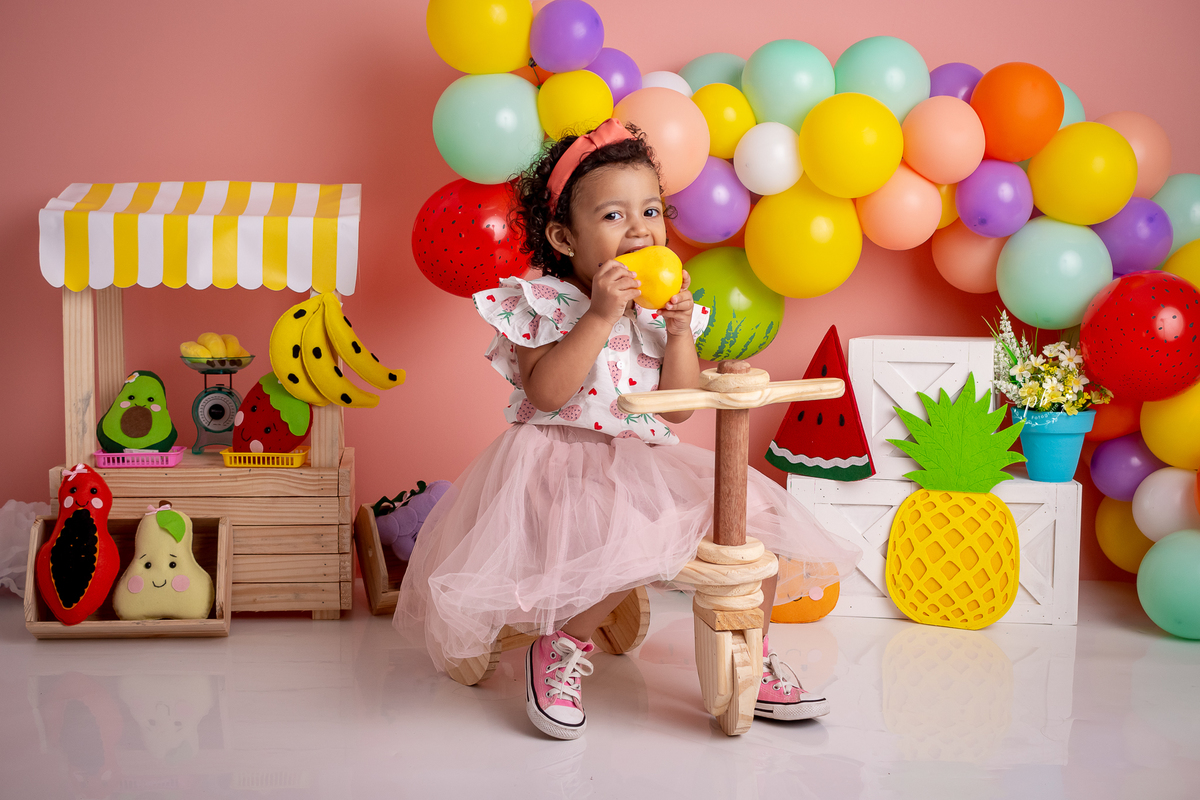 ensaio quitandinha - quitandinha infantil - pré festa três aninhos - ensaio infantil - ensaio feira -frutinhas -melancia -quitanda da Maitê - frutas - Rio de Janeiro - RJ