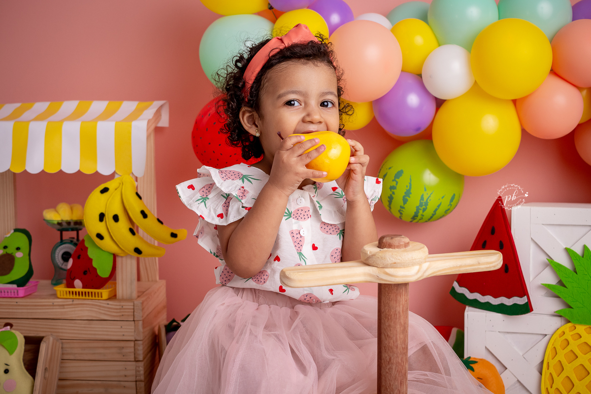 ensaio quitandinha - quitandinha infantil - pré festa três aninhos - ensaio infantil - ensaio feira -frutinhas -melancia -quitanda da Maitê - frutas - Rio de Janeiro - RJ
