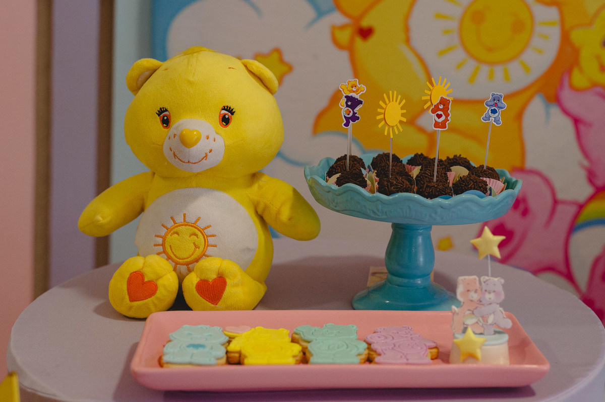 Doces de festa infantil na mesa do bolo com ursinhos carinhosos