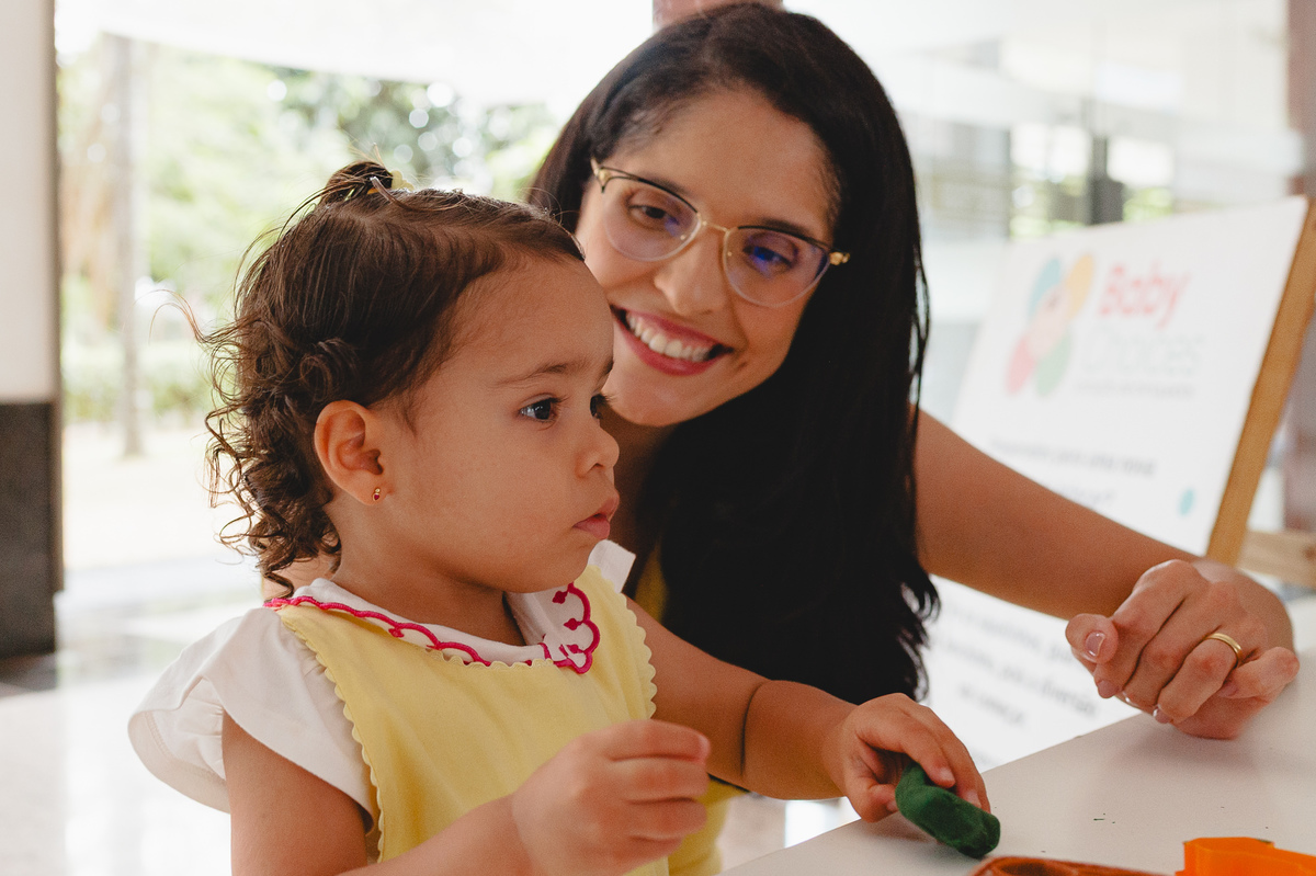 Menina e mãe brincando de massinha de modelar