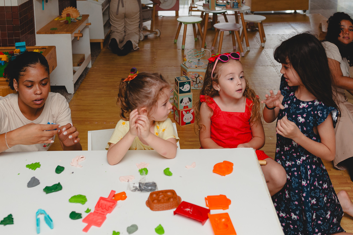 Crianças brincando de massinha de modelar