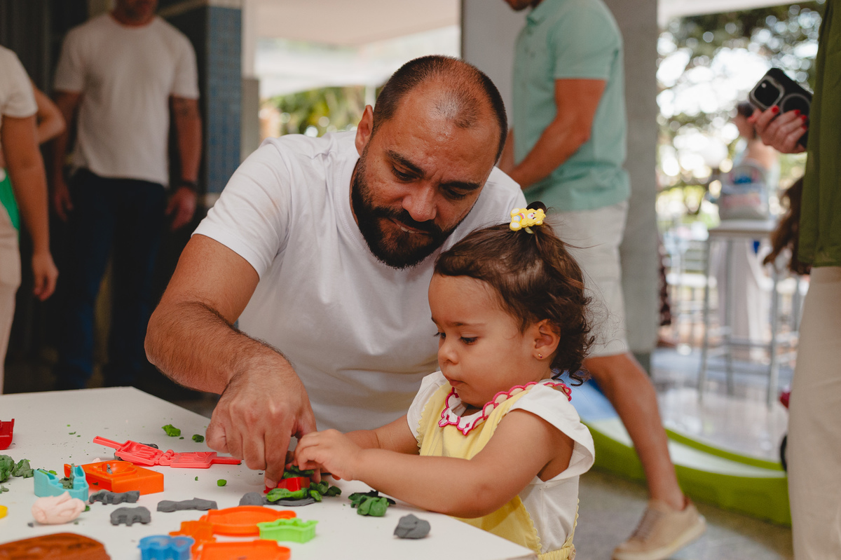 Menina e pai brincando de massinha de modelar