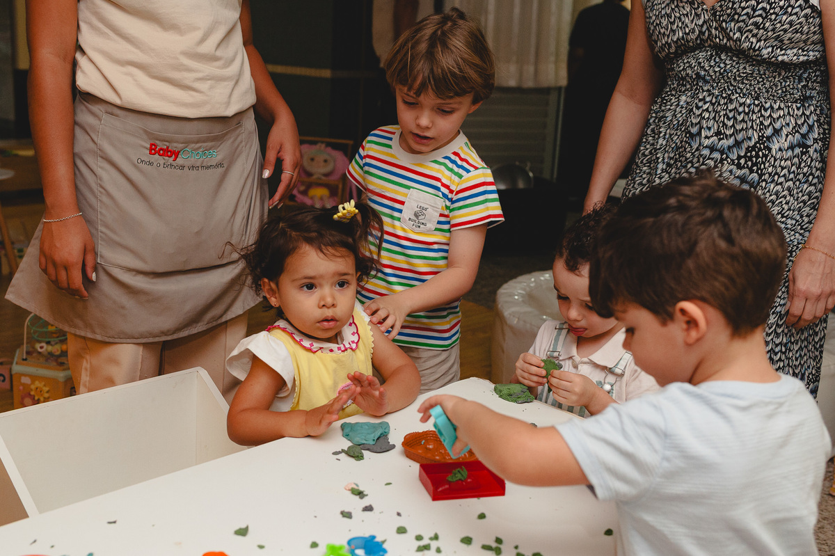 Crianças brincando com massinha de modelar