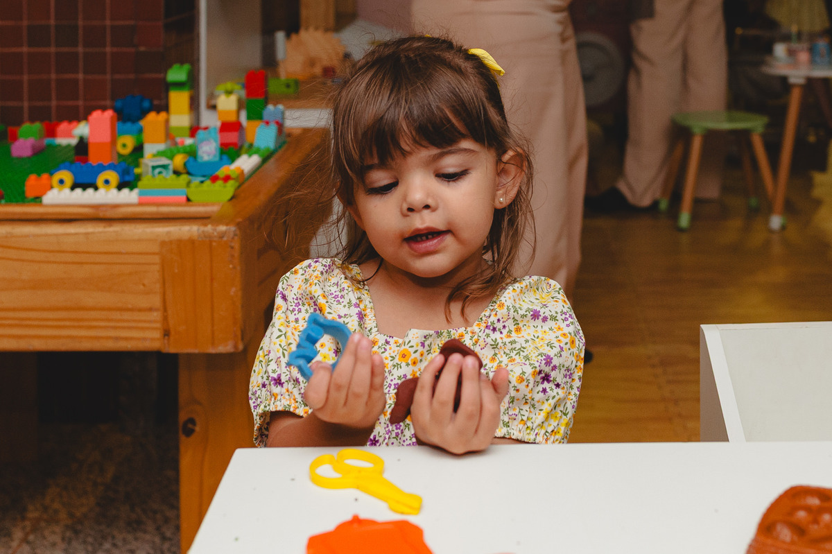 Menina brincando com massinha de modelar