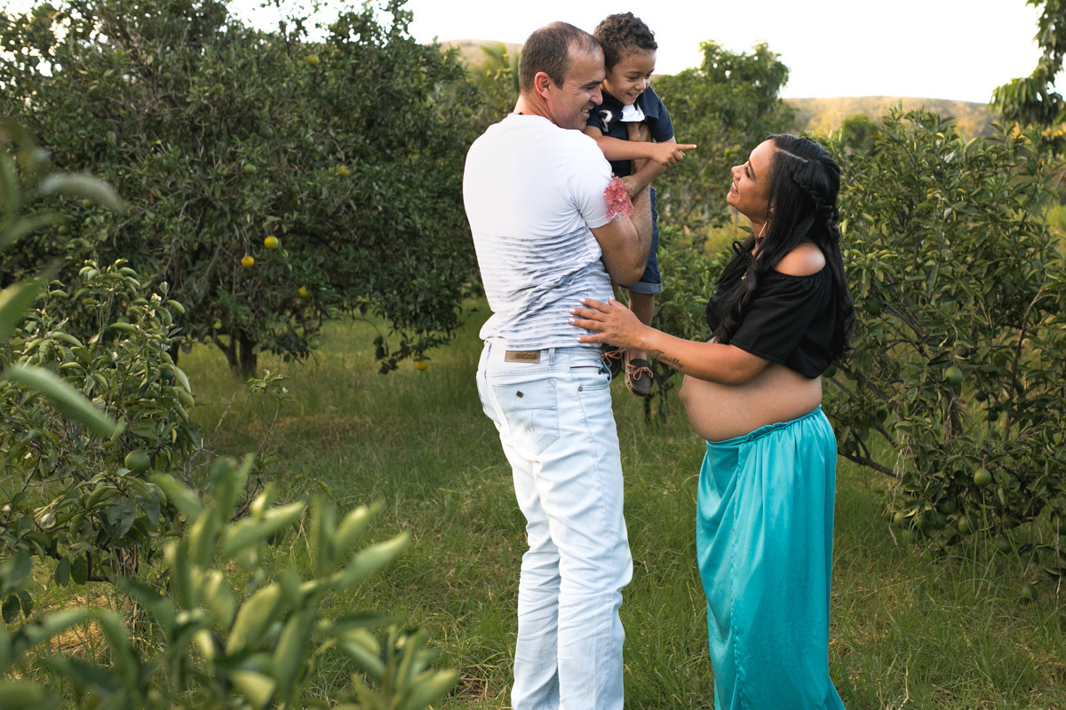ensaiogestante ensaio de casal, foto de casal, foto de gravida , ensaio de gravida, foto externa de gravida, foto de gestante, foto de casal, ensaio de mãe e filho, riacho de santana, bom jesus da lapa, thaty  alves fotografia, bahia, foto sorrindo , feli