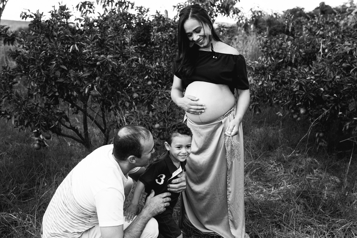 ensaiogestante ensaio de casal, foto de casal, foto de gravida , ensaio de gravida, foto externa de gravida, foto de gestante, foto de casal, ensaio de mãe e filho, riacho de santana, bom jesus da lapa, thaty  alves fotografia, bahia, foto sorrindo , feli