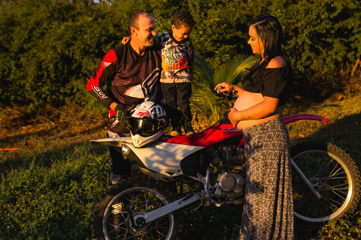 ensaiogestante ensaio de casal, foto de casal, foto de gravida , ensaio de gravida, foto externa de gravida, foto de gestante, foto de casal, ensaio de mãe e filho, riacho de santana, bom jesus da lapa, thaty  alves fotografia, bahia, foto sorrindo , feli