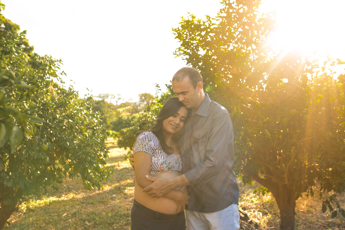 ensaiogestante ensaio de casal, foto de casal, foto de gravida , ensaio de gravida, foto externa de gravida, foto de gestante, foto de casal, ensaio de mãe e filho, riacho de santana, bom jesus da lapa, thaty  alves fotografia, bahia, foto sorrindo , feli