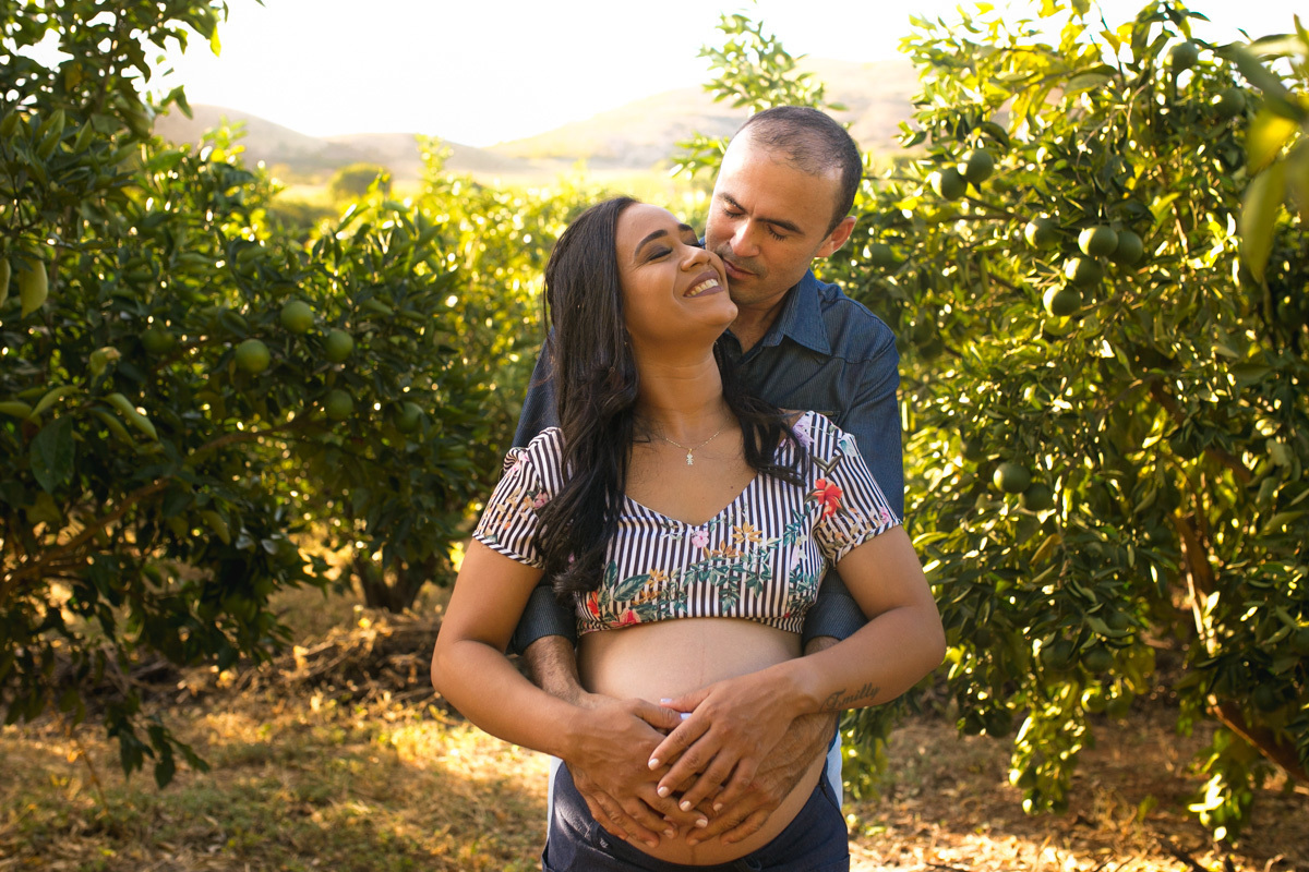 ensaiogestante ensaio de casal, foto de casal, foto de gravida , ensaio de gravida, foto externa de gravida, foto de gestante, foto de casal, ensaio de mãe e filho, riacho de santana, bom jesus da lapa, thaty  alves fotografia, bahia, foto sorrindo , feli