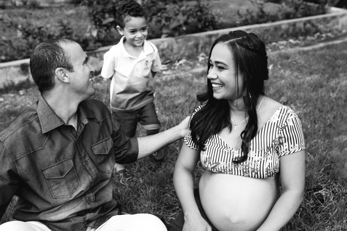 ensaiogestante ensaio de casal, foto de casal, foto de gravida , ensaio de gravida, foto externa de gravida, foto de gestante, foto de casal, ensaio de mãe e filho, riacho de santana, bom jesus da lapa, thaty  alves fotografia, bahia, foto sorrindo , feli