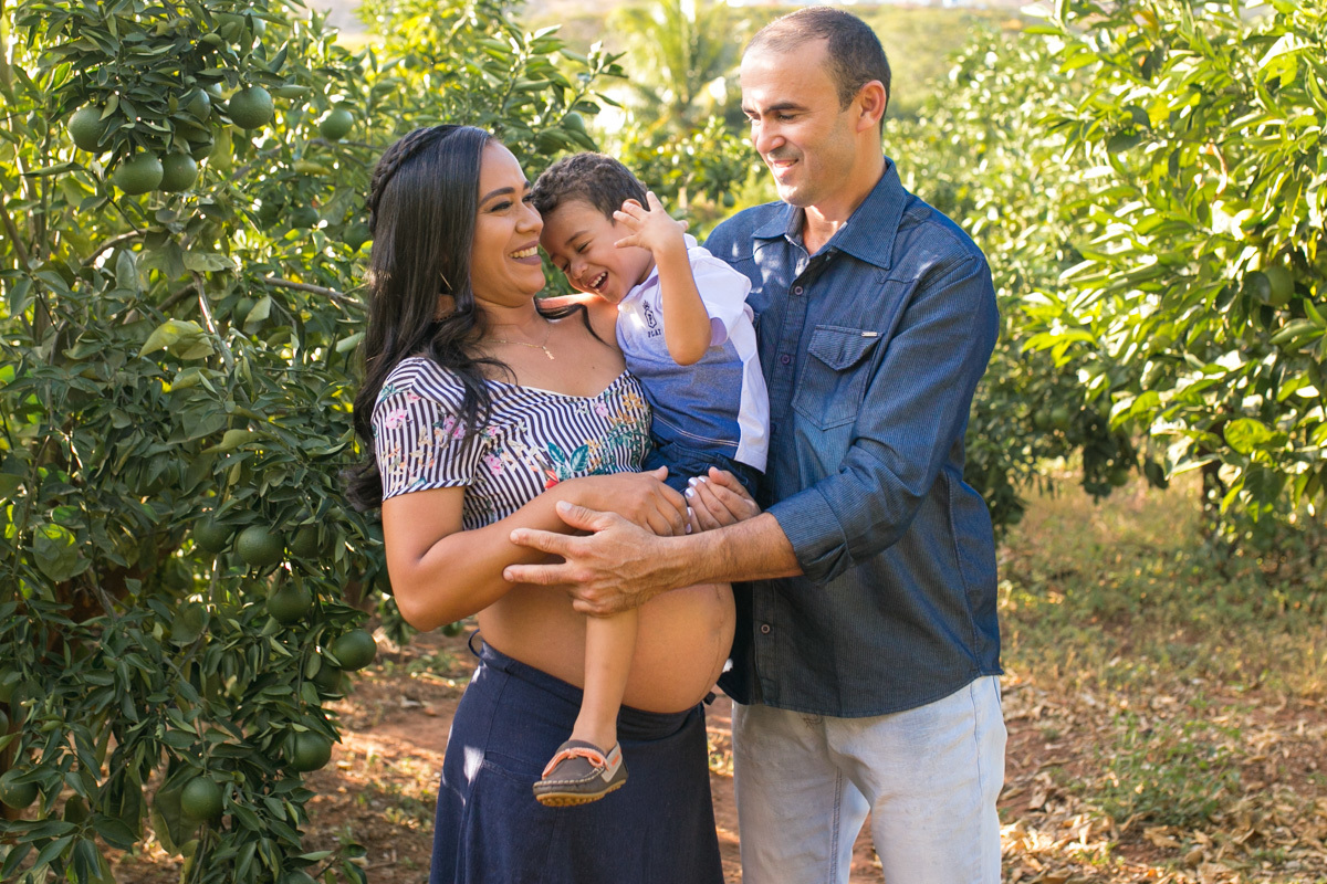 ensaiogestante ensaio de casal, foto de casal, foto de gravida , ensaio de gravida, foto externa de gravida, foto de gestante, foto de casal, ensaio de mãe e filho, riacho de santana, bom jesus da lapa, thaty alves fotografia, bahia, foto sorrindo , feliz