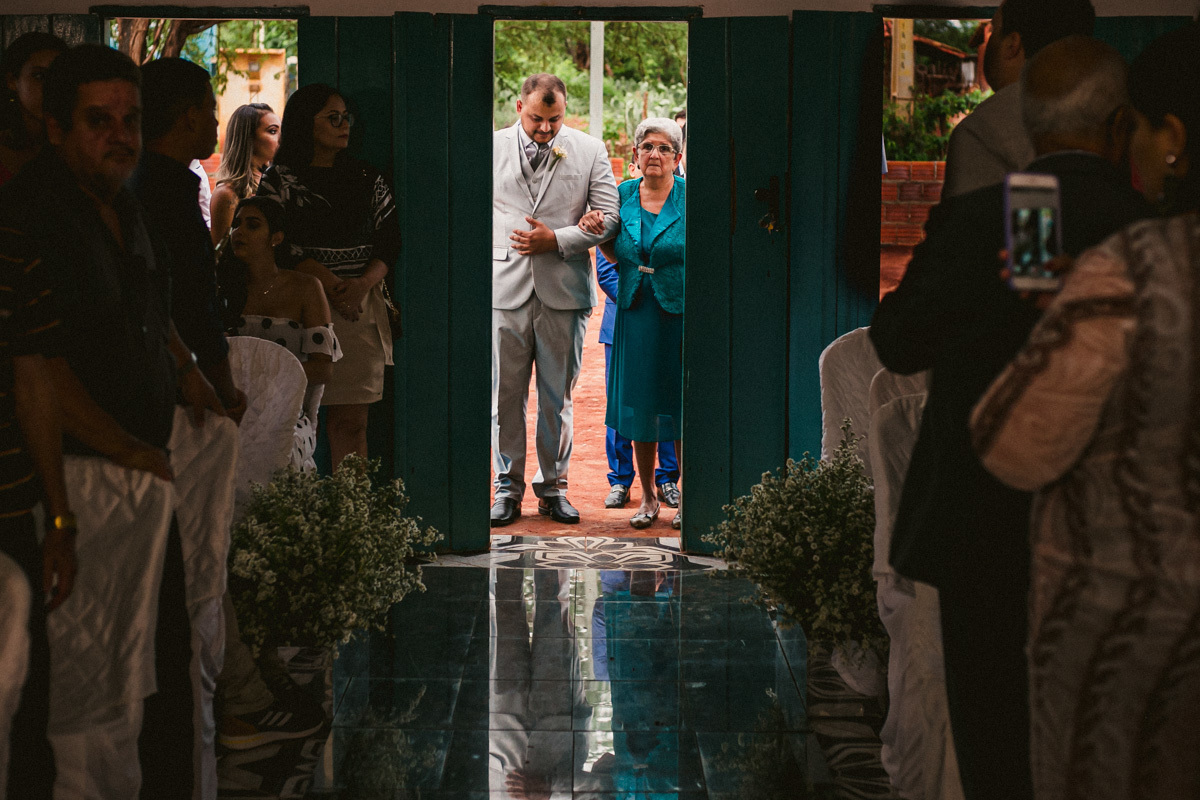 .. #noiva #wedding #weddingday #universodasnoivas #weddingdress #casamento #vestidodenoiva #madrinha#dresses #instadress #bride #weddinginspiration #lapisdenoiva #casamento #fotografodecasamento #weddingphotographer #esession#ensaio #fotografiadecasamento