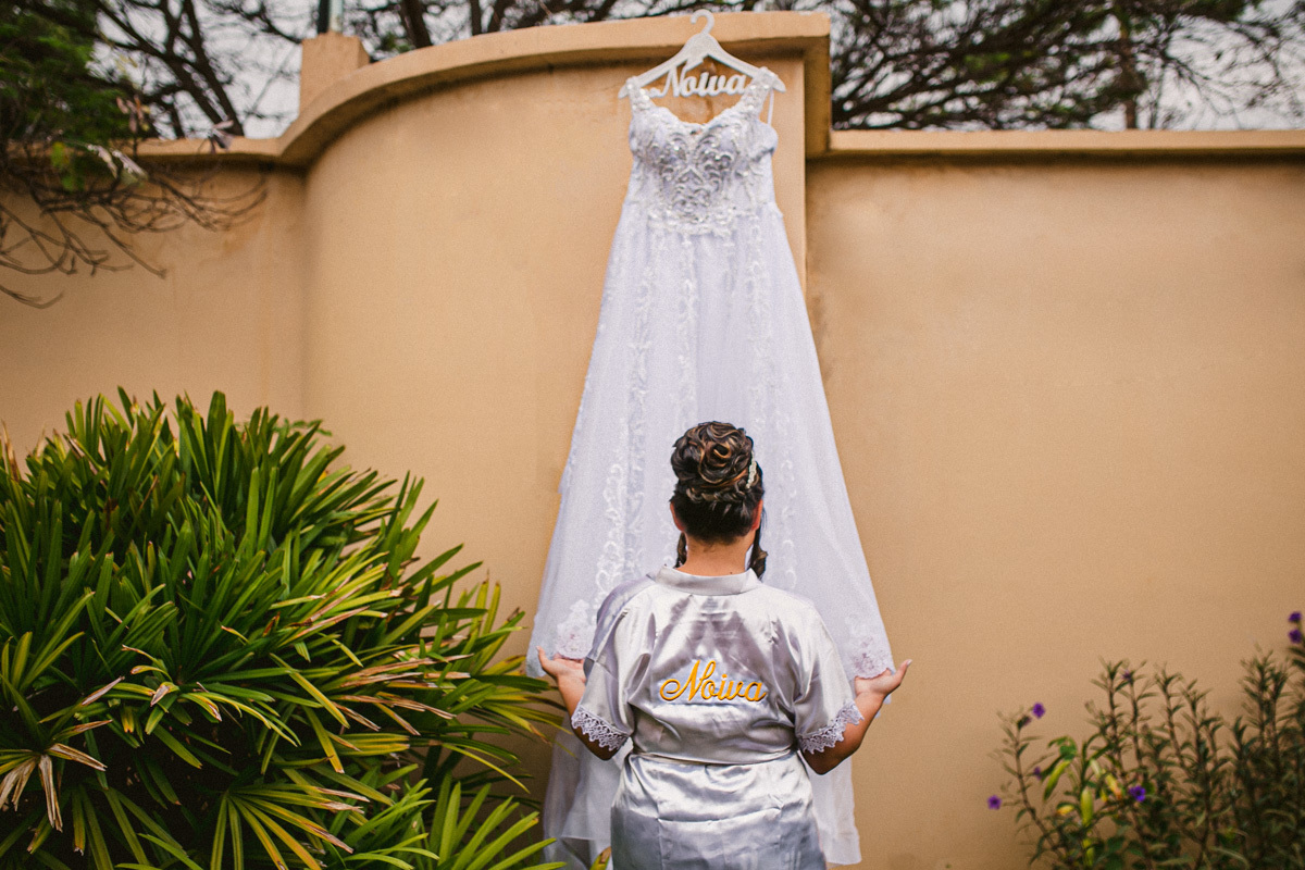 .. #noiva #wedding #weddingday #universodasnoivas #weddingdress #casamento #vestidodenoiva #madrinha#dresses #instadress #bride #weddinginspiration #lapisdenoiva #casamento #fotografodecasamento #weddingphotographer #esession#ensaio #fotografiadecasamento