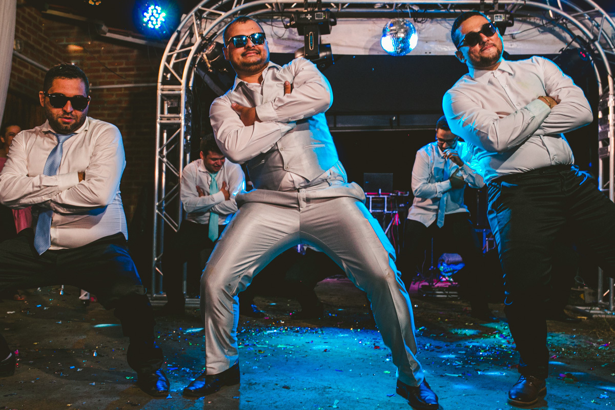 .. #noiva #wedding #weddingday #universodasnoivas #weddingdress #casamento #vestidodenoiva #madrinha#dresses #instadress #bride #weddinginspiration #lapisdenoiva #casamento #fotografodecasamento #weddingphotographer #esession#ensaio #fotografiadecasamento