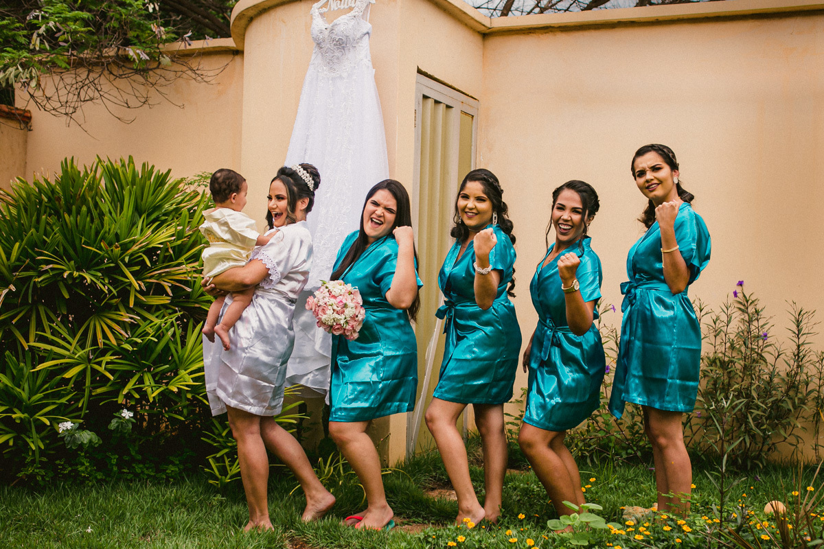 .. #noiva #wedding #weddingday #universodasnoivas #weddingdress #casamento #vestidodenoiva #madrinha#dresses #instadress #bride #weddinginspiration #lapisdenoiva #casamento #fotografodecasamento #weddingphotographer #esession#ensaio #fotografiadecasamento