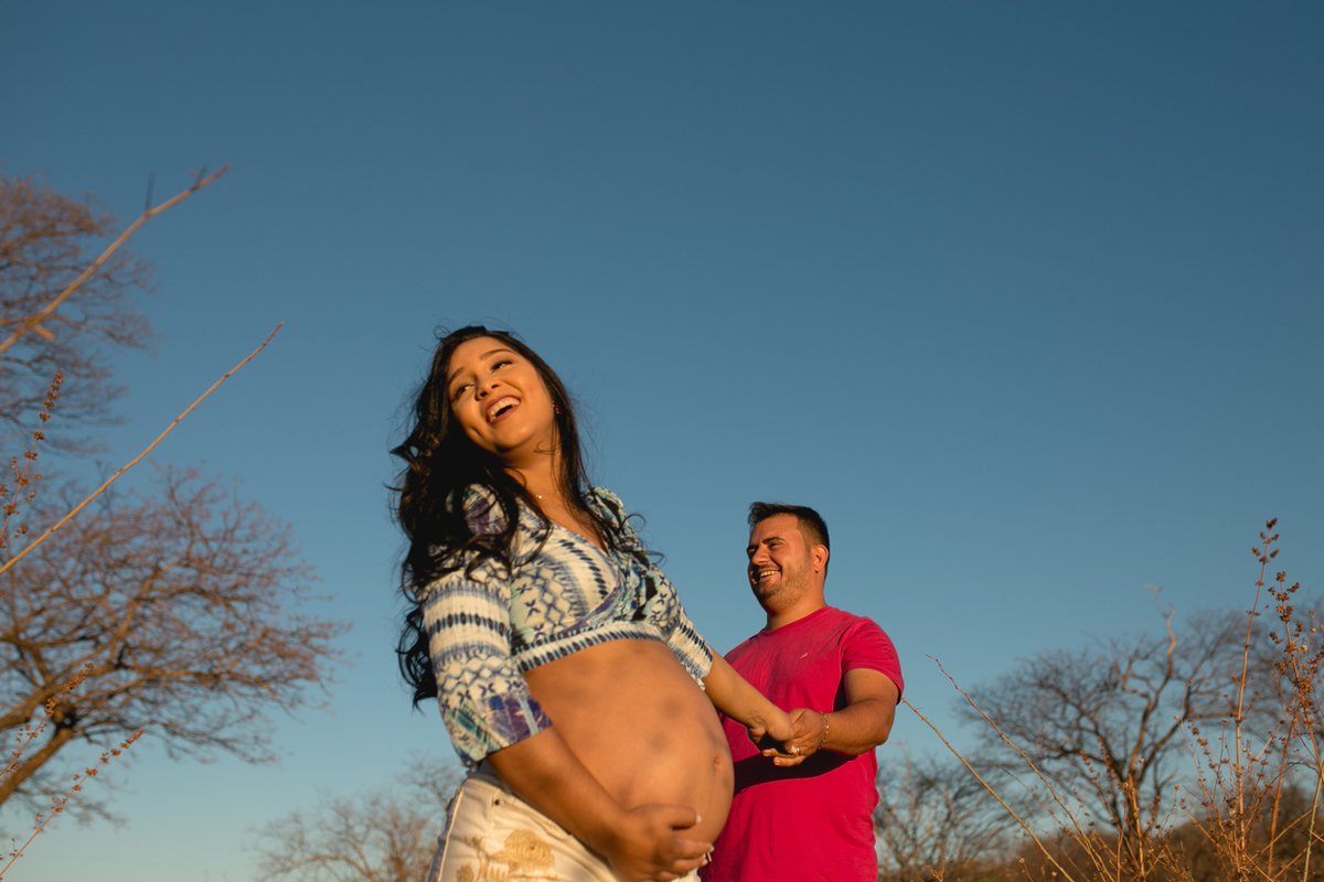 ensaiogestante ensaio de casal, foto de casal, foto de gravida , ensaio de gravida, foto externa de gravida, foto de gestante, foto de casal, ensaio de mãe e filho, riacho de santana, bom jesus da lapa, thaty  alves fotografia, bahia, foto sorrindo , feli