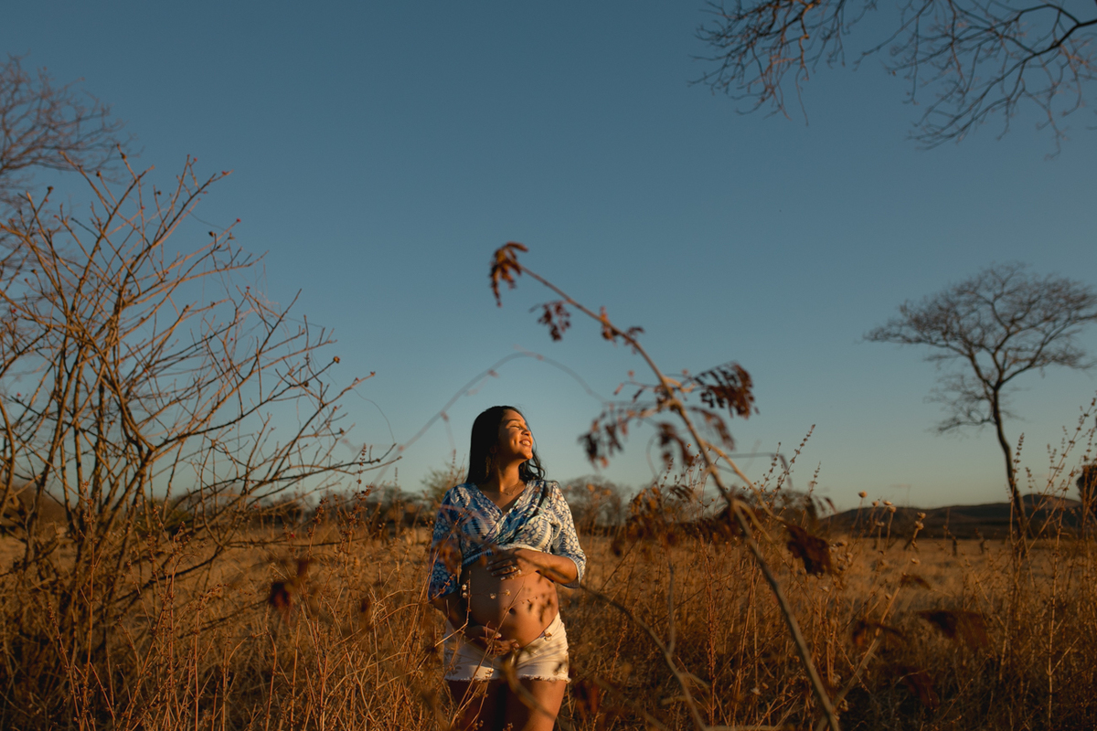 ensaiogestante ensaio de casal, foto de casal, foto de gravida , ensaio de gravida, foto externa de gravida, foto de gestante, foto de casal, ensaio de mãe e filho, riacho de santana, bom jesus da lapa, thaty  alves fotografia, bahia, foto sorrindo , feli