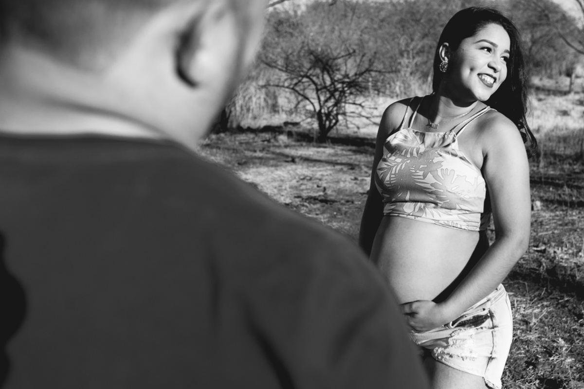 ensaiogestante ensaio de casal, foto de casal, foto de gravida , ensaio de gravida, foto externa de gravida, foto de gestante, foto de casal, ensaio de mãe e filho, riacho de santana, bom jesus da lapa, thaty  alves fotografia, bahia, foto sorrindo , feli
