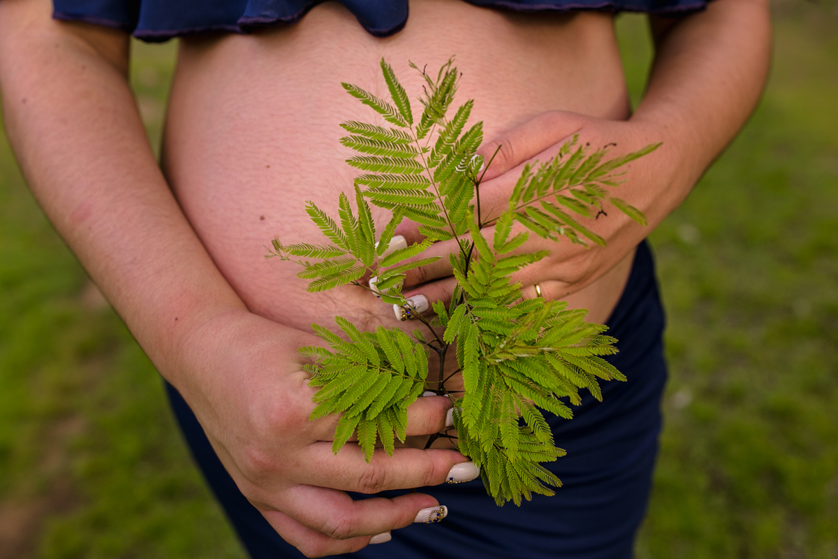 ensaiogestante ensaio de casal, foto de casal, foto de gravida , ensaio de gravida, foto externa de gravida, foto de gestante, foto de casal, ensaio de mãe e filho, riacho de santana, bom jesus da lapa, thaty  alves fotografia, bahia, foto sorrindo , feli