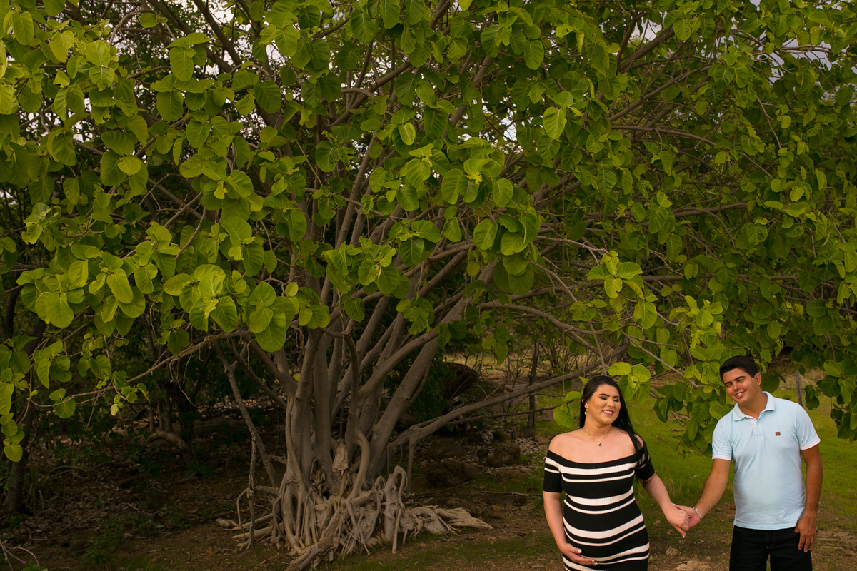 ensaiogestante ensaio de casal, foto de casal, foto de gravida , ensaio de gravida, foto externa de gravida, foto de gestante, foto de casal, ensaio de mãe e filho, riacho de santana, bom jesus da lapa, thaty  alves fotografia, bahia, foto sorrindo , feli
