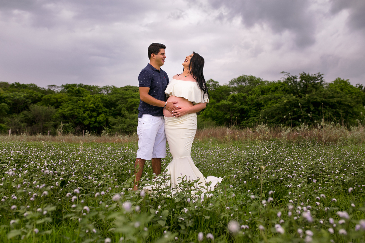 ensaiogestante ensaio de casal, foto de casal, foto de gravida , ensaio de gravida, foto externa de gravida, foto de gestante, foto de casal, ensaio de mãe e filho, riacho de santana, bom jesus da lapa, thaty  alves fotografia, bahia, foto sorrindo , feli