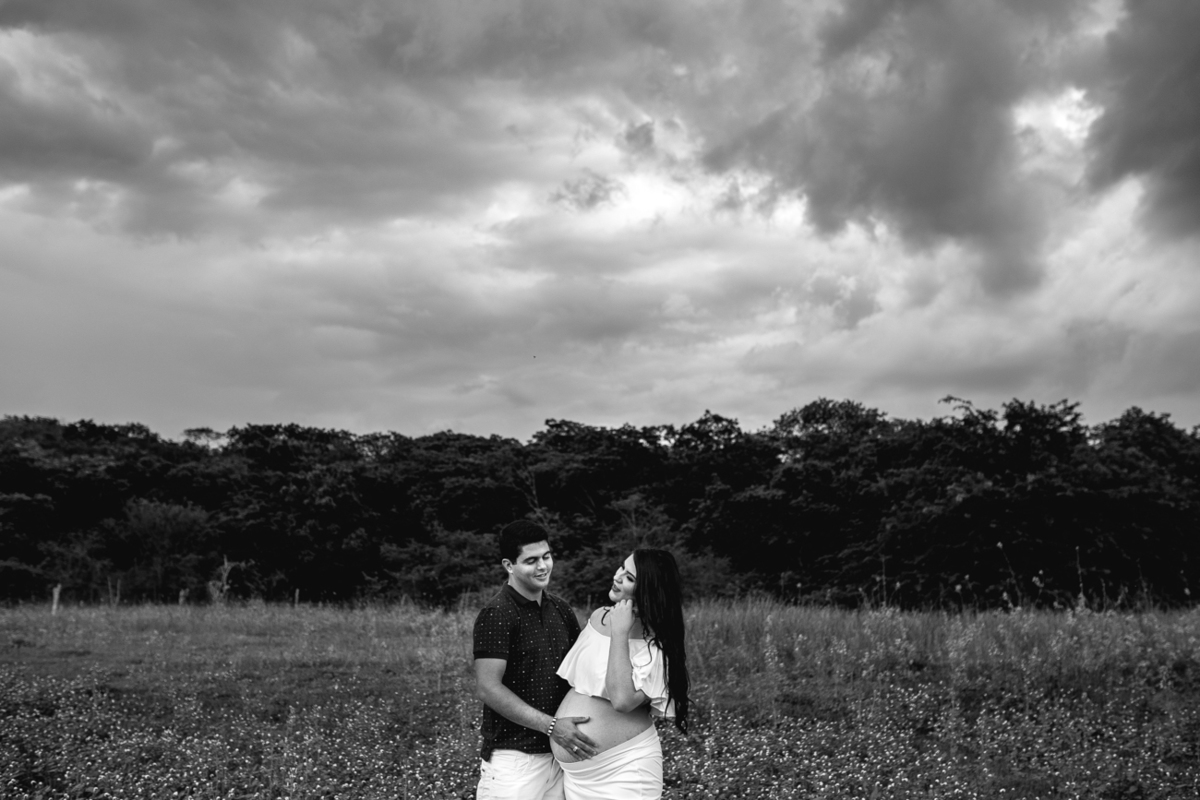 ensaiogestante ensaio de casal, foto de casal, foto de gravida , ensaio de gravida, foto externa de gravida, foto de gestante, foto de casal, ensaio de mãe e filho, riacho de santana, bom jesus da lapa, thaty  alves fotografia, bahia, foto sorrindo , feli