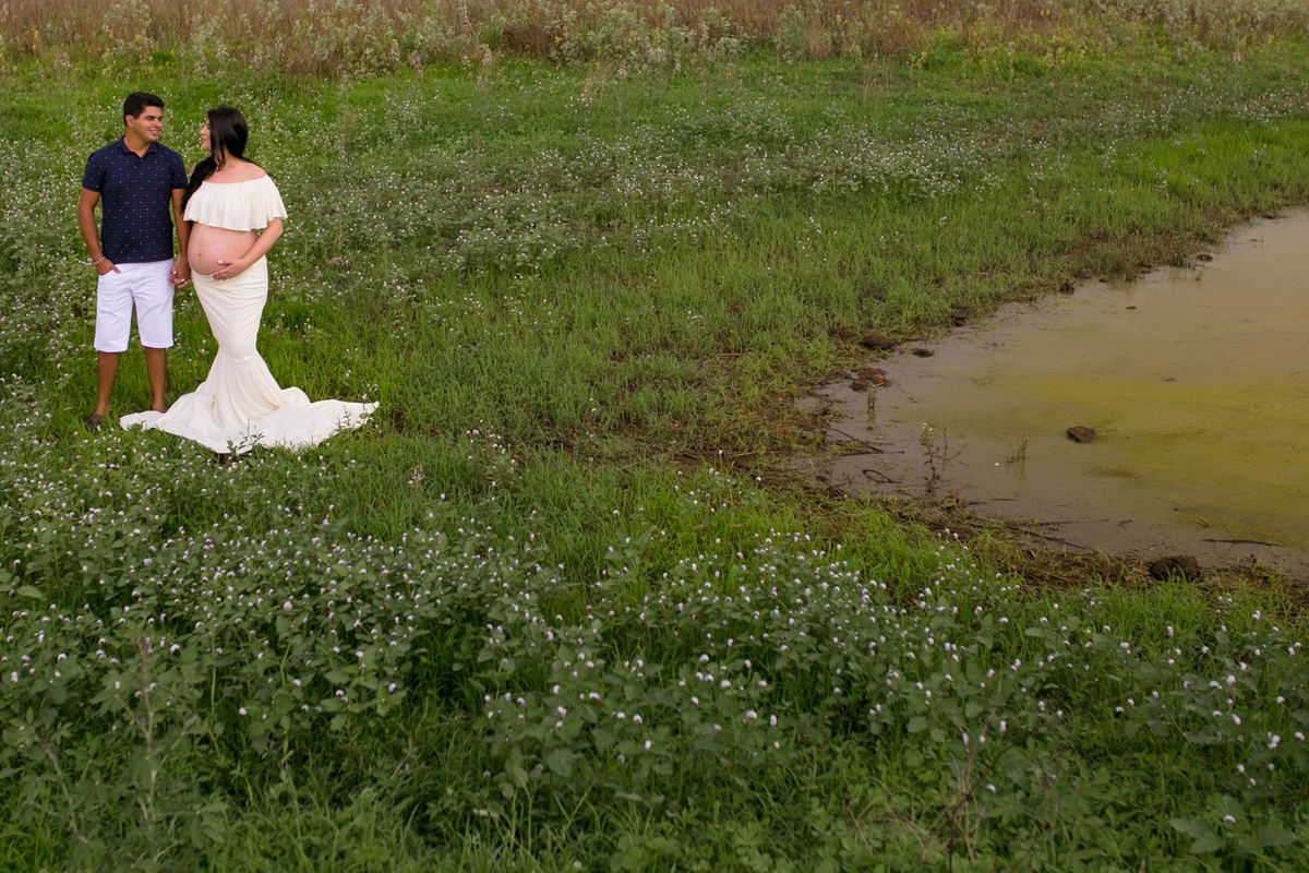 ensaiogestante ensaio de casal, foto de casal, foto de gravida , ensaio de gravida, foto externa de gravida, foto de gestante, foto de casal, ensaio de mãe e filho, riacho de santana, bom jesus da lapa, thaty  alves fotografia, bahia, foto sorrindo , feli