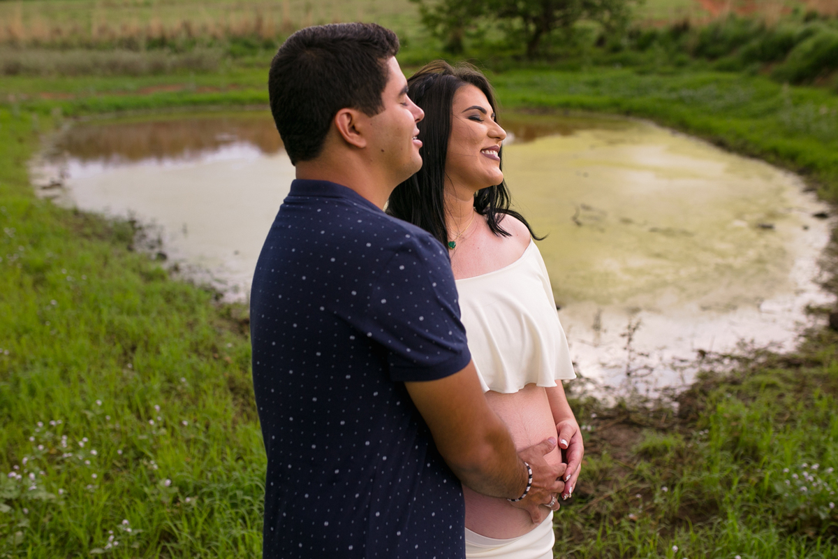 ensaiogestante ensaio de casal, foto de casal, foto de gravida , ensaio de gravida, foto externa de gravida, foto de gestante, foto de casal, ensaio de mãe e filho, riacho de santana, bom jesus da lapa, thaty  alves fotografia, bahia, foto sorrindo , feli