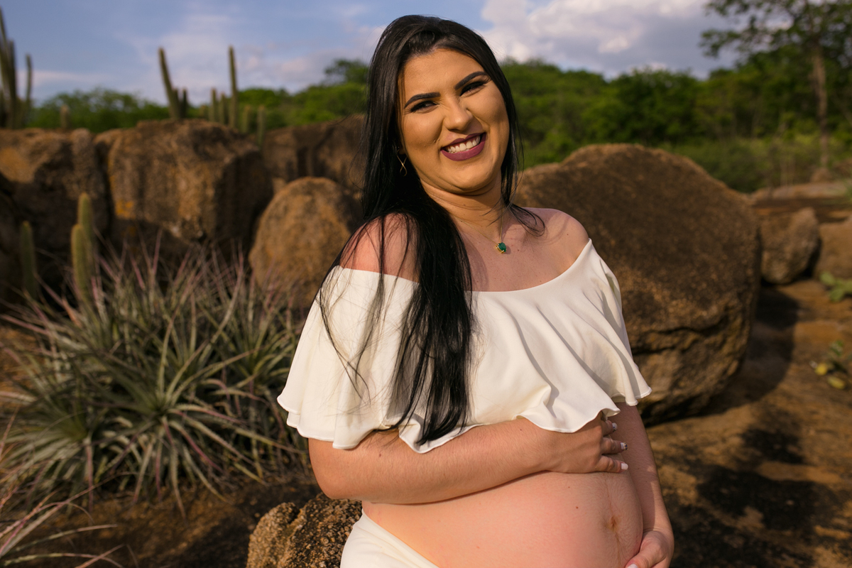 ensaiogestante ensaio de casal, foto de casal, foto de gravida , ensaio de gravida, foto externa de gravida, foto de gestante, foto de casal, ensaio de mãe e filho, riacho de santana, bom jesus da lapa, thaty  alves fotografia, bahia, foto sorrindo , feli