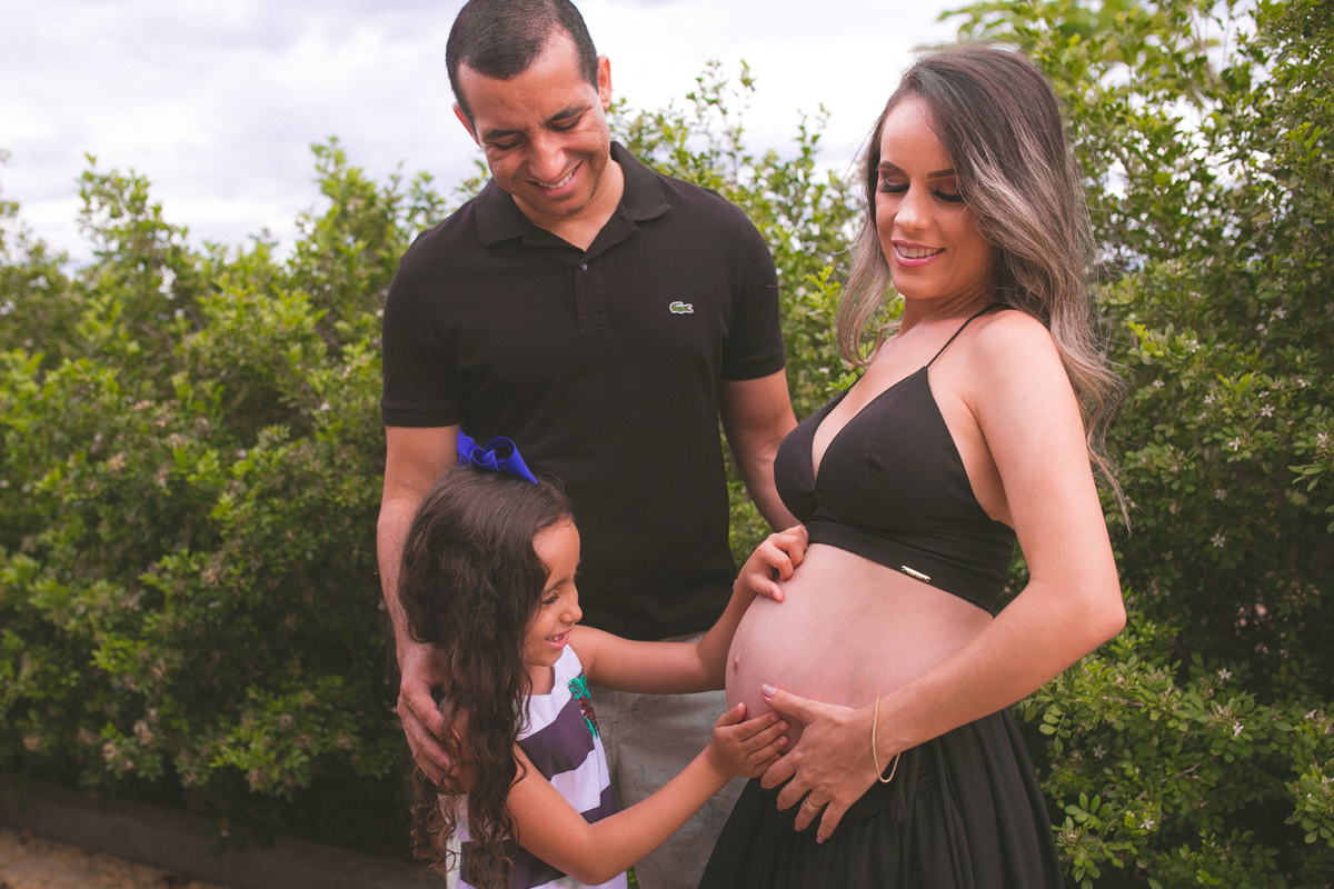 ensaiogestante ensaio de casal, foto de casal, foto de gravida , ensaio de gravida, foto externa de gravida, foto de gestante, foto de casal, ensaio de mãe e filho, riacho de santana, bom jesus da lapa, thaty  alves fotografia, bahia, foto sorrindo , feli