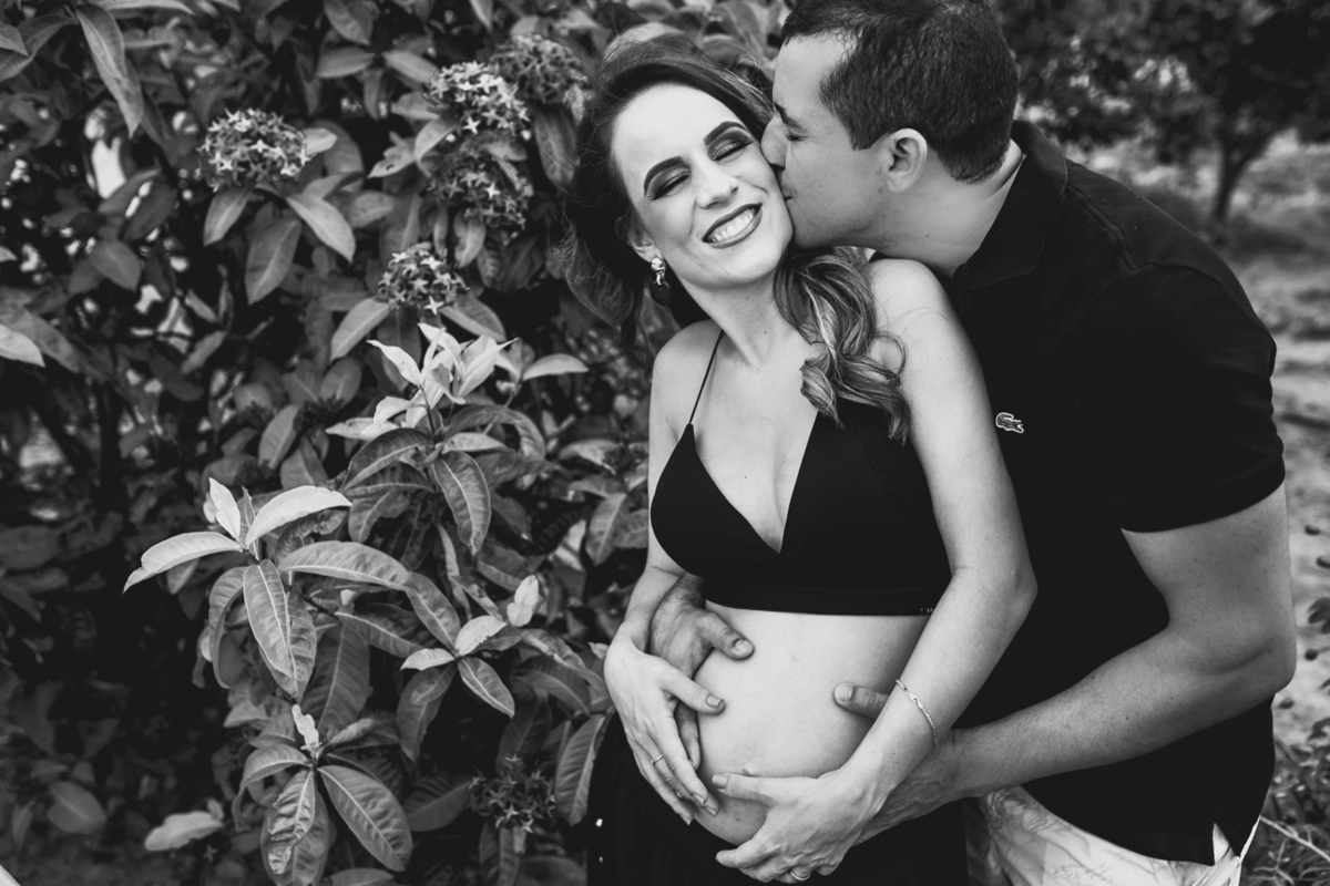 ensaiogestante ensaio de casal, foto de casal, foto de gravida , ensaio de gravida, foto externa de gravida, foto de gestante, foto de casal, ensaio de mãe e filho, riacho de santana, bom jesus da lapa, thaty  alves fotografia, bahia, foto sorrindo , feli