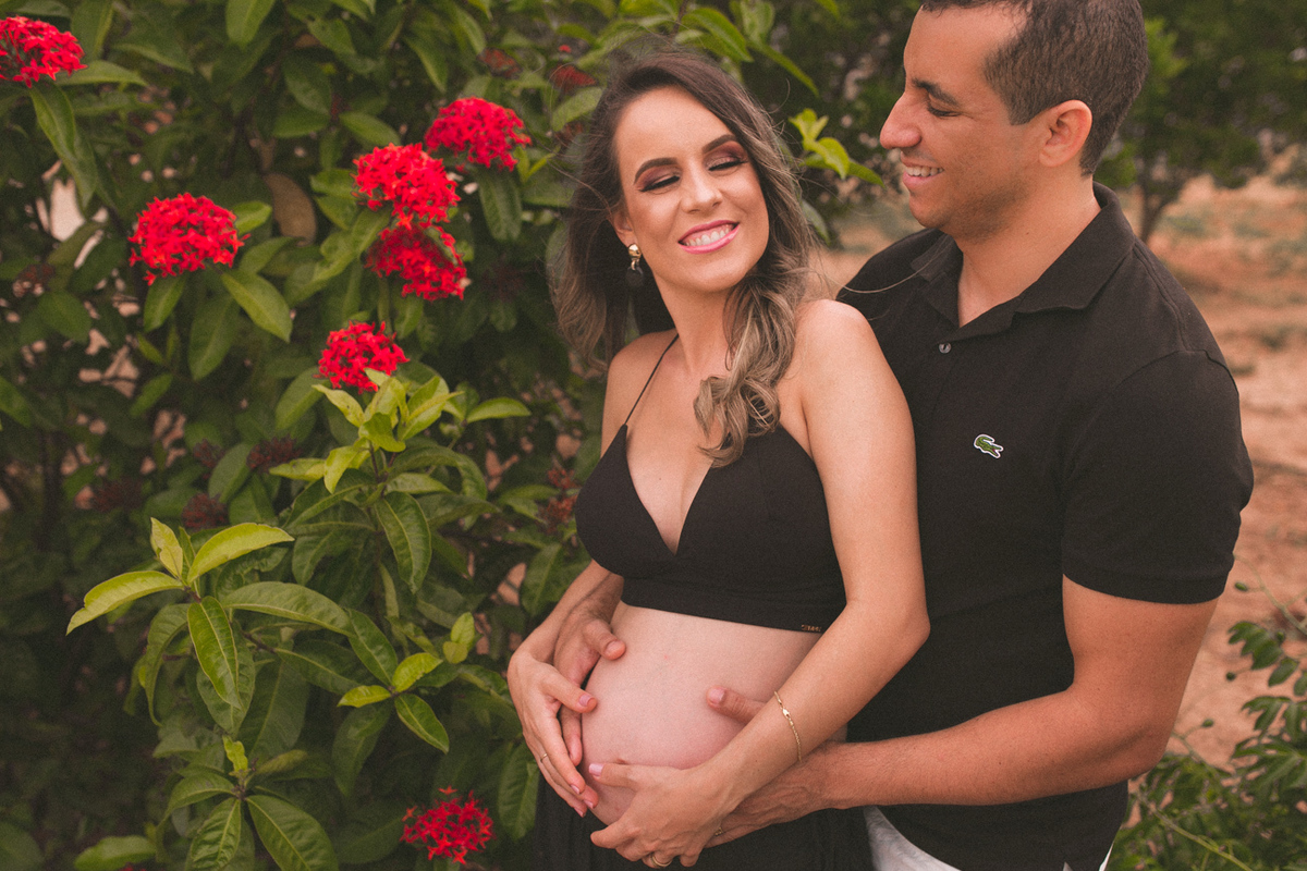 ensaiogestante ensaio de casal, foto de casal, foto de gravida , ensaio de gravida, foto externa de gravida, foto de gestante, foto de casal, ensaio de mãe e filho, riacho de santana, bom jesus da lapa, thaty  alves fotografia, bahia, foto sorrindo , feli