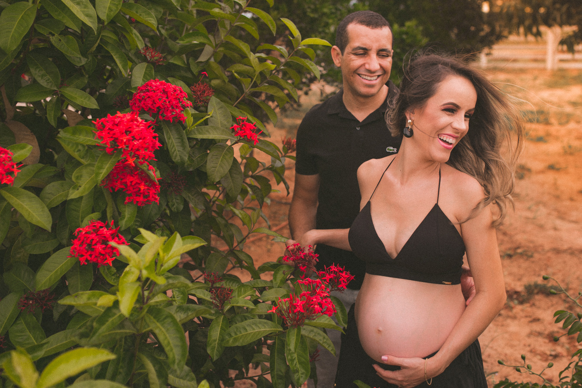 ensaiogestante ensaio de casal, foto de casal, foto de gravida , ensaio de gravida, foto externa de gravida, foto de gestante, foto de casal, ensaio de mãe e filho, riacho de santana, bom jesus da lapa, thaty  alves fotografia, bahia, foto sorrindo , feli