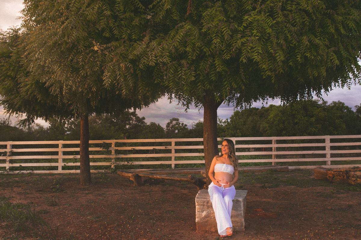 ensaiogestante ensaio de casal, foto de casal, foto de gravida , ensaio de gravida, foto externa de gravida, foto de gestante, foto de casal, ensaio de mãe e filho, riacho de santana, bom jesus da lapa, thaty  alves fotografia, bahia, foto sorrindo , feli