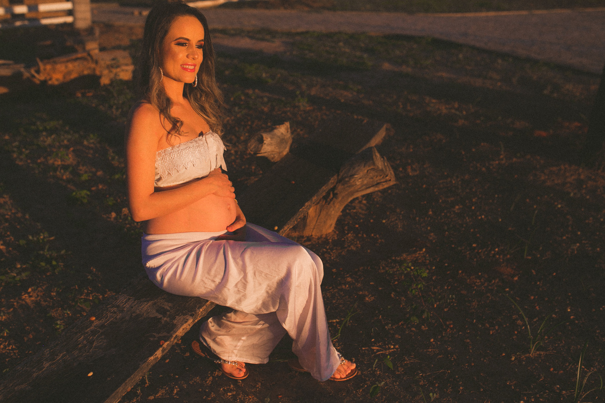 ensaiogestante ensaio de casal, foto de casal, foto de gravida , ensaio de gravida, foto externa de gravida, foto de gestante, foto de casal, ensaio de mãe e filho, riacho de santana, bom jesus da lapa, thaty  alves fotografia, bahia, foto sorrindo , feli