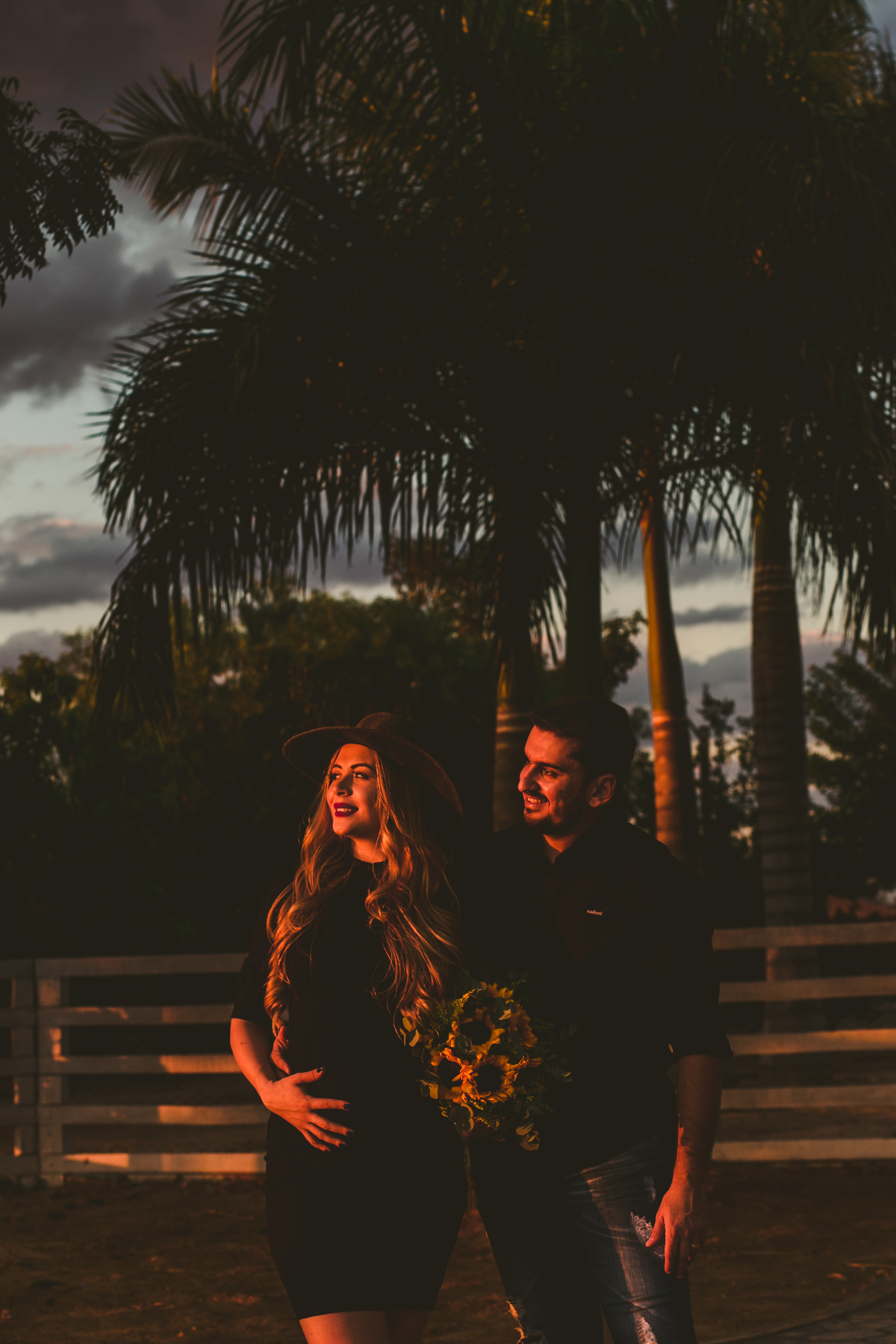 ensaiogestante ensaio de casal, foto de casal, foto de gravida , ensaio de gravida, foto externa de gravida, foto de gestante, foto de casal, ensaio de mãe e filho, riacho de santana, bom jesus da lapa, thaty  alves fotografia, bahia, foto sorrindo , feli